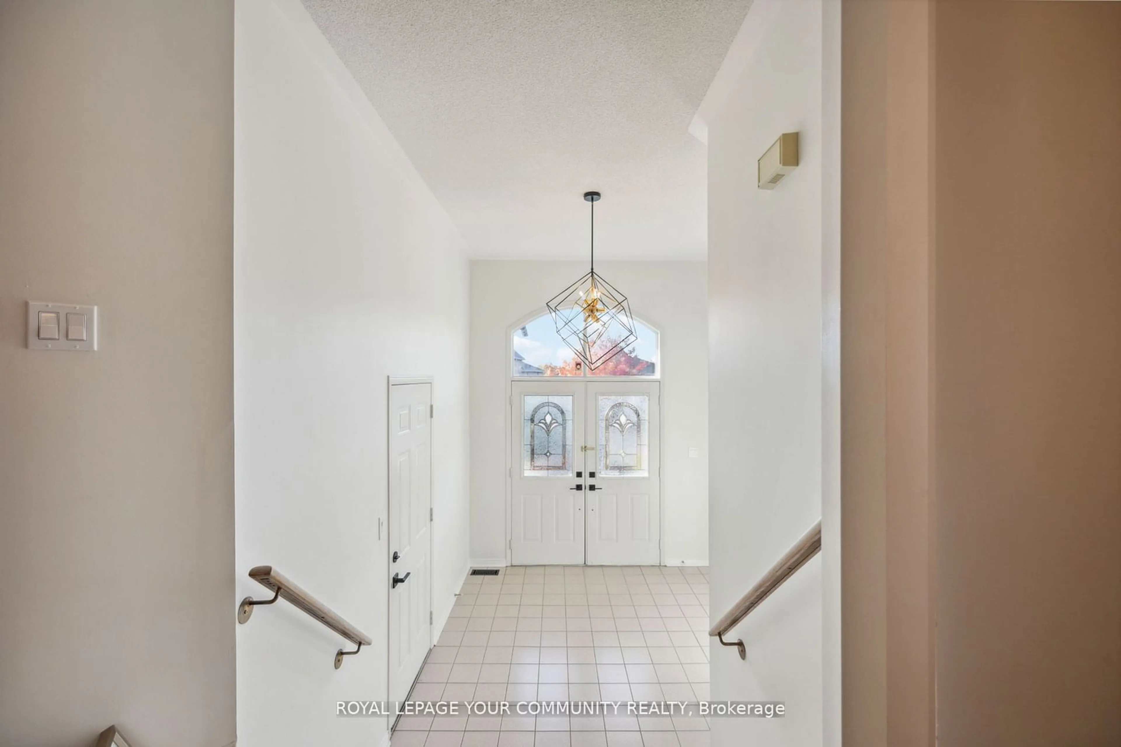 Indoor foyer for 471 Silken Laumann Dr, Newmarket Ontario L3X 2H9