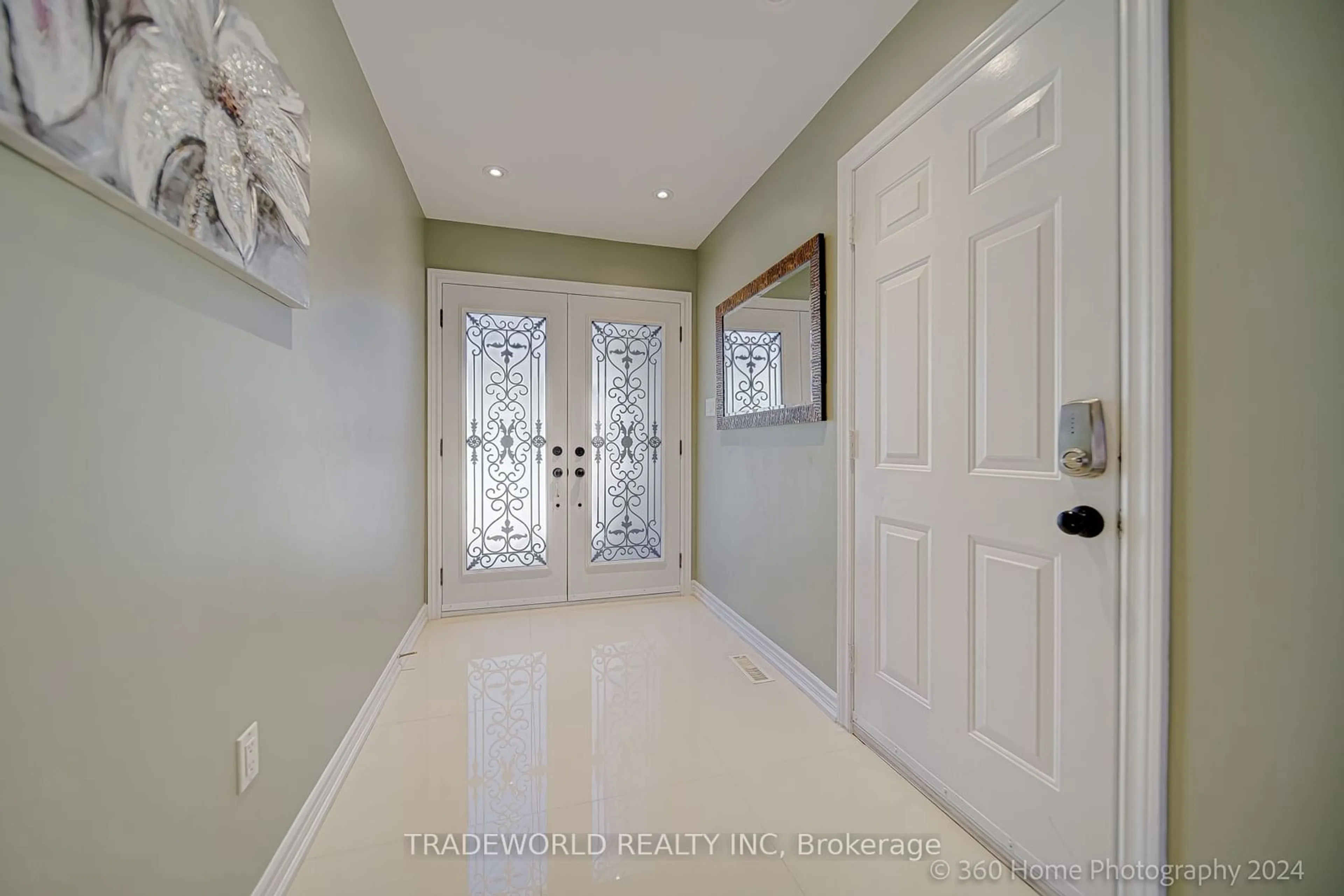 Indoor entryway for 11 Queensway Dr, Richmond Hill Ontario L4S 1S1