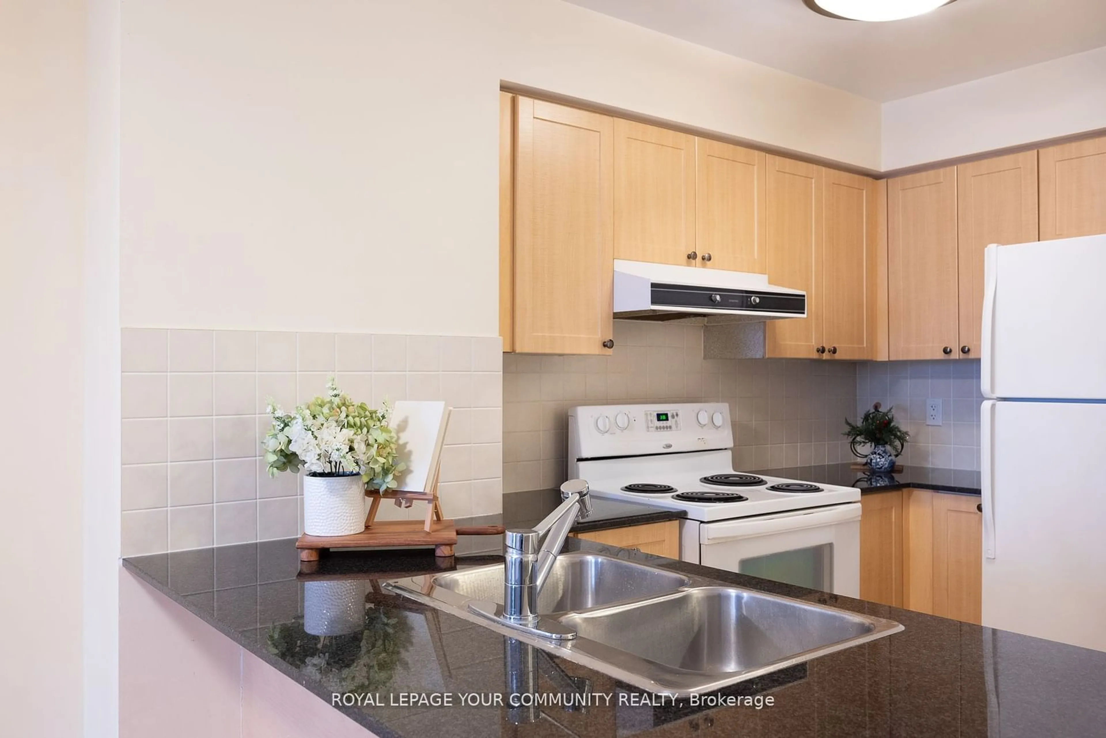 Standard kitchen, unknown for 15 North Park Rd #906, Vaughan Ontario L4J 0A1