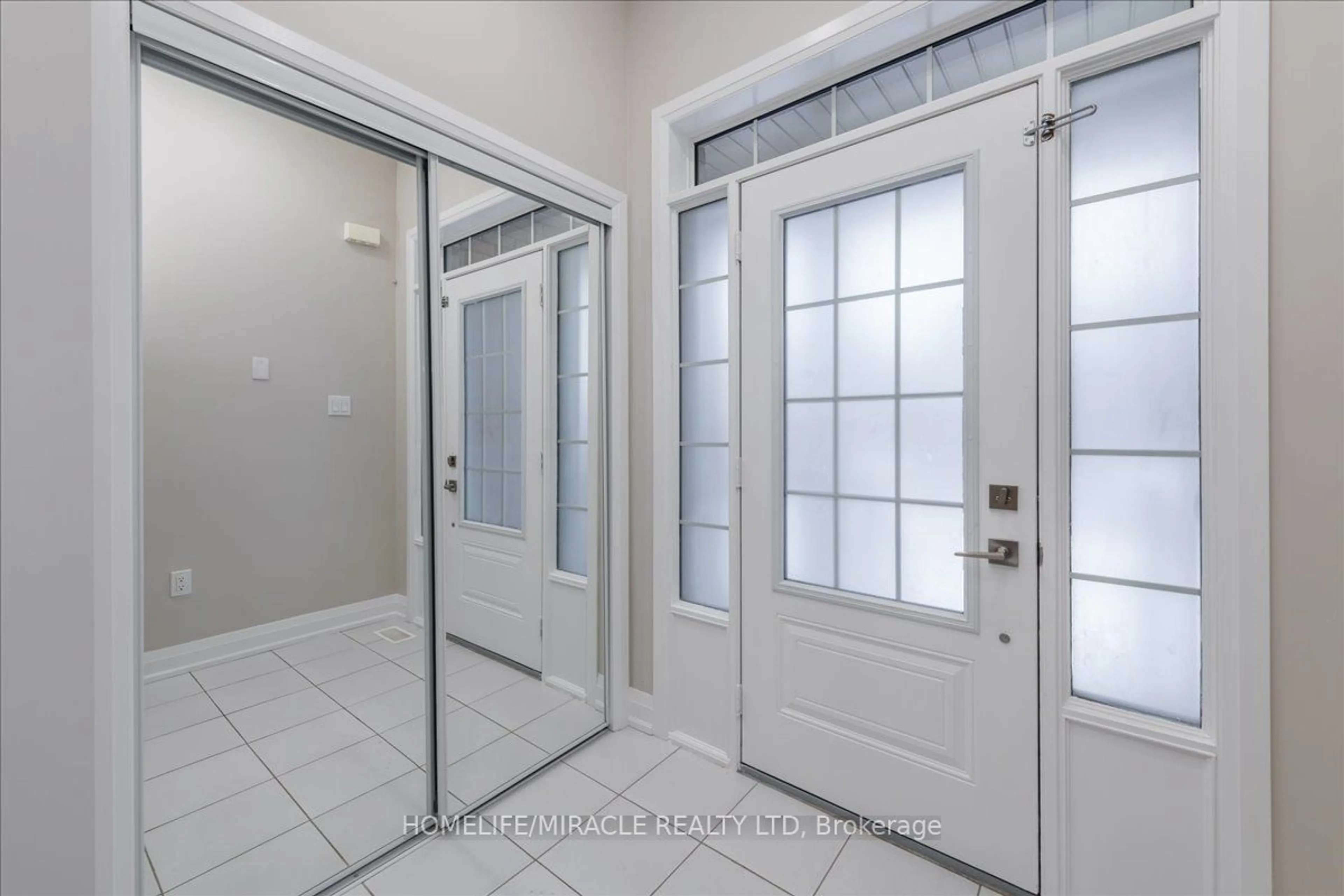 Indoor entryway for 51 Casserley Cres, New Tecumseth Ontario L0G 1W0