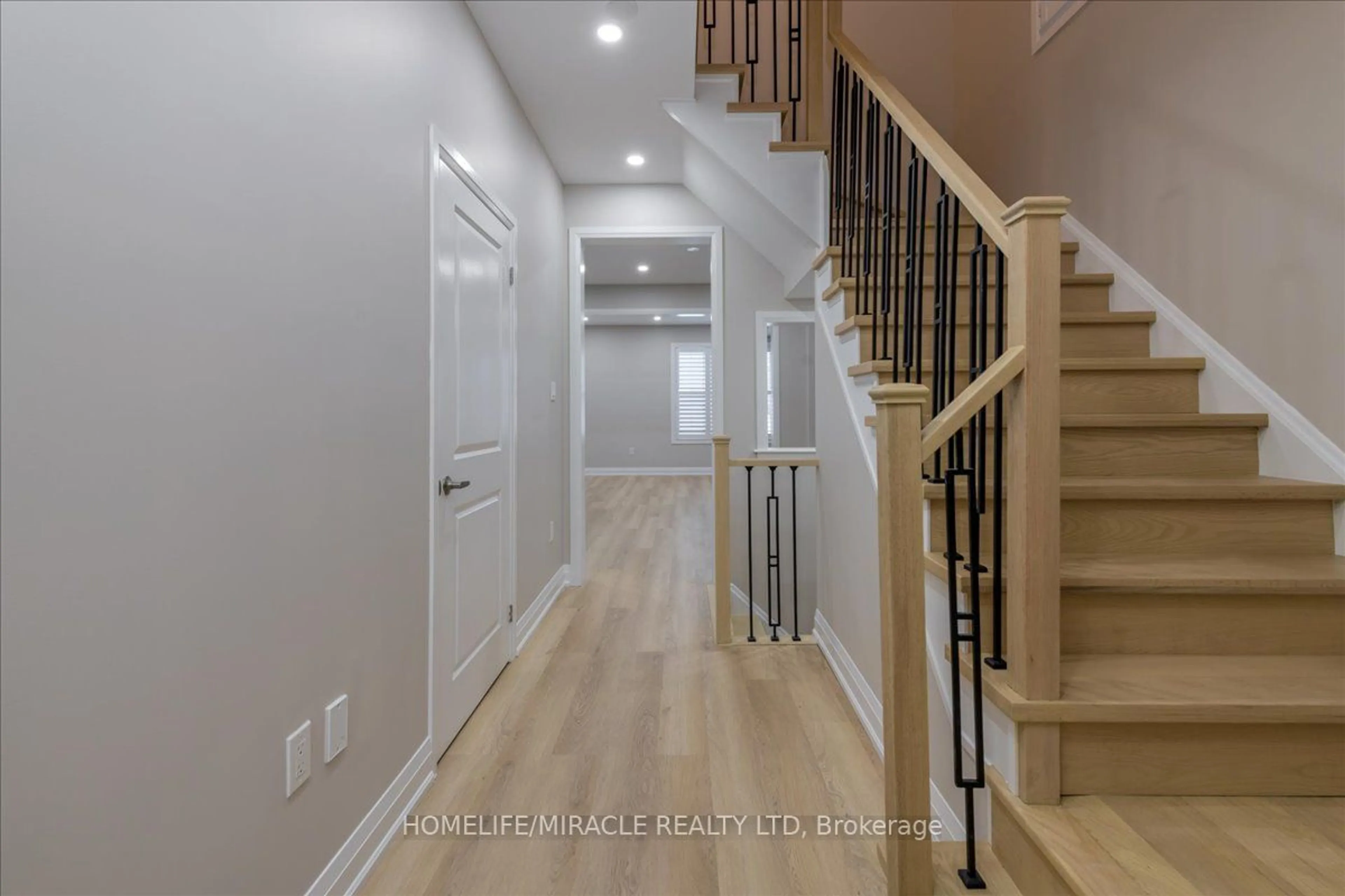 Indoor entryway for 51 Casserley Cres, New Tecumseth Ontario L0G 1W0