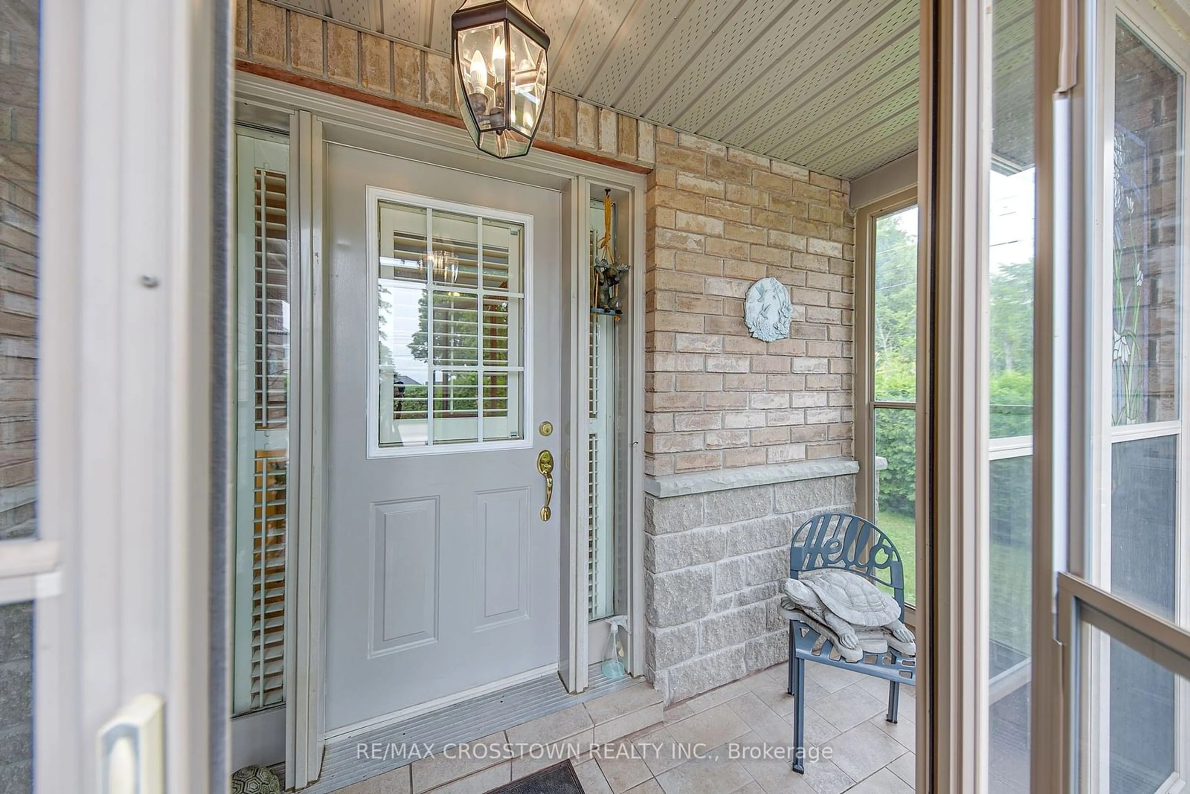 Indoor entryway for 1104 Alfred St, Innisfil Ontario L0L 1C0