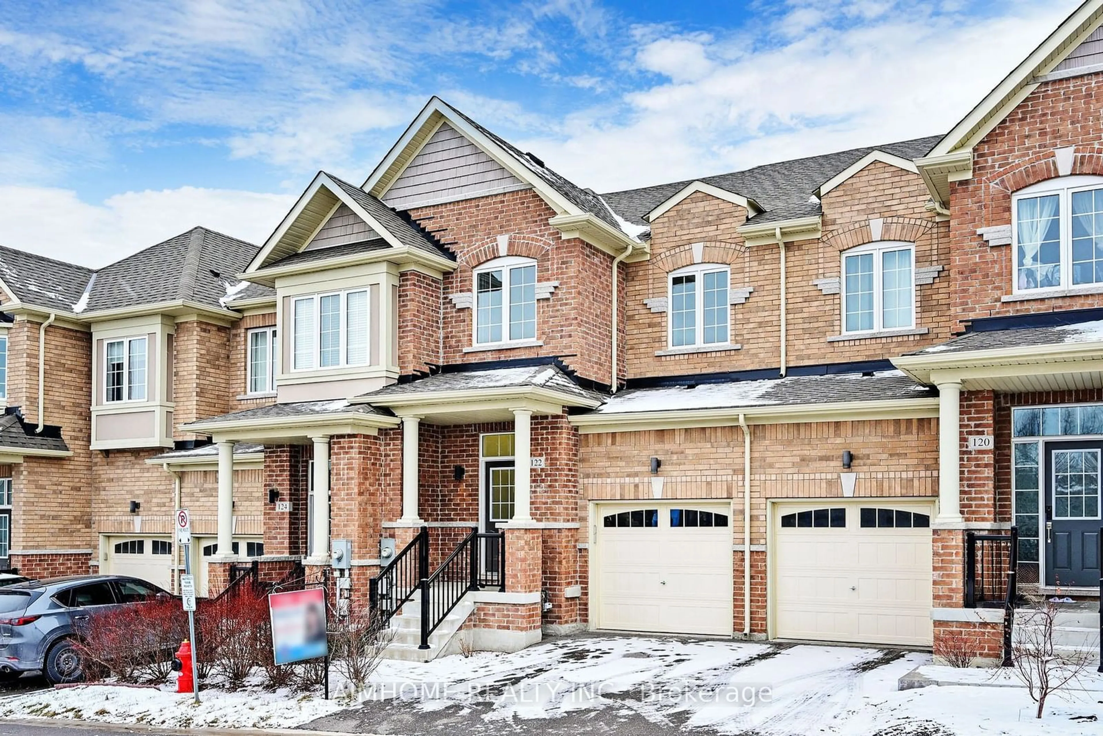 Home with brick exterior material, street for 122 Knott End Cres, Newmarket Ontario L3Y 0E4