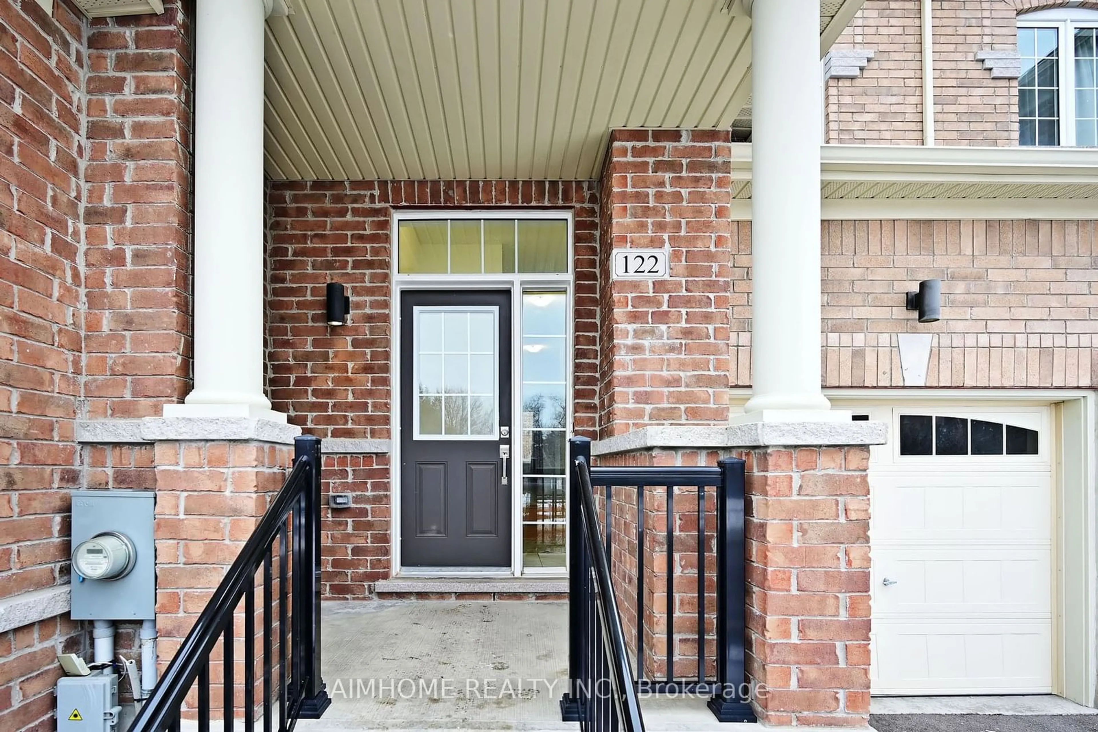 Indoor entryway for 122 Knott End Cres, Newmarket Ontario L3Y 0E4