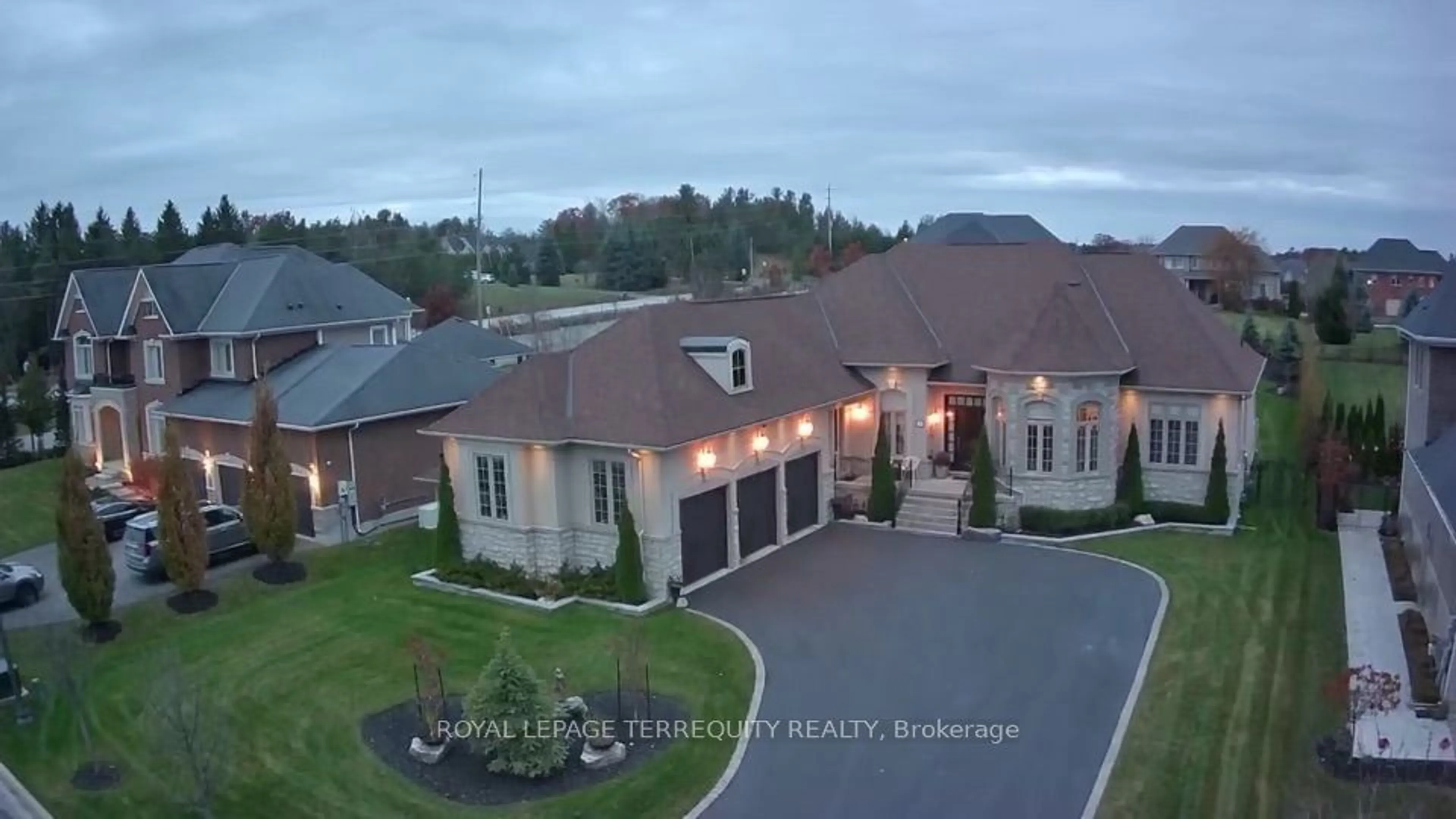 A pic from outside/outdoor area/front of a property/back of a property/a pic from drone, mountain view for 20 Country Club Cres, Uxbridge Ontario L9P 0B8