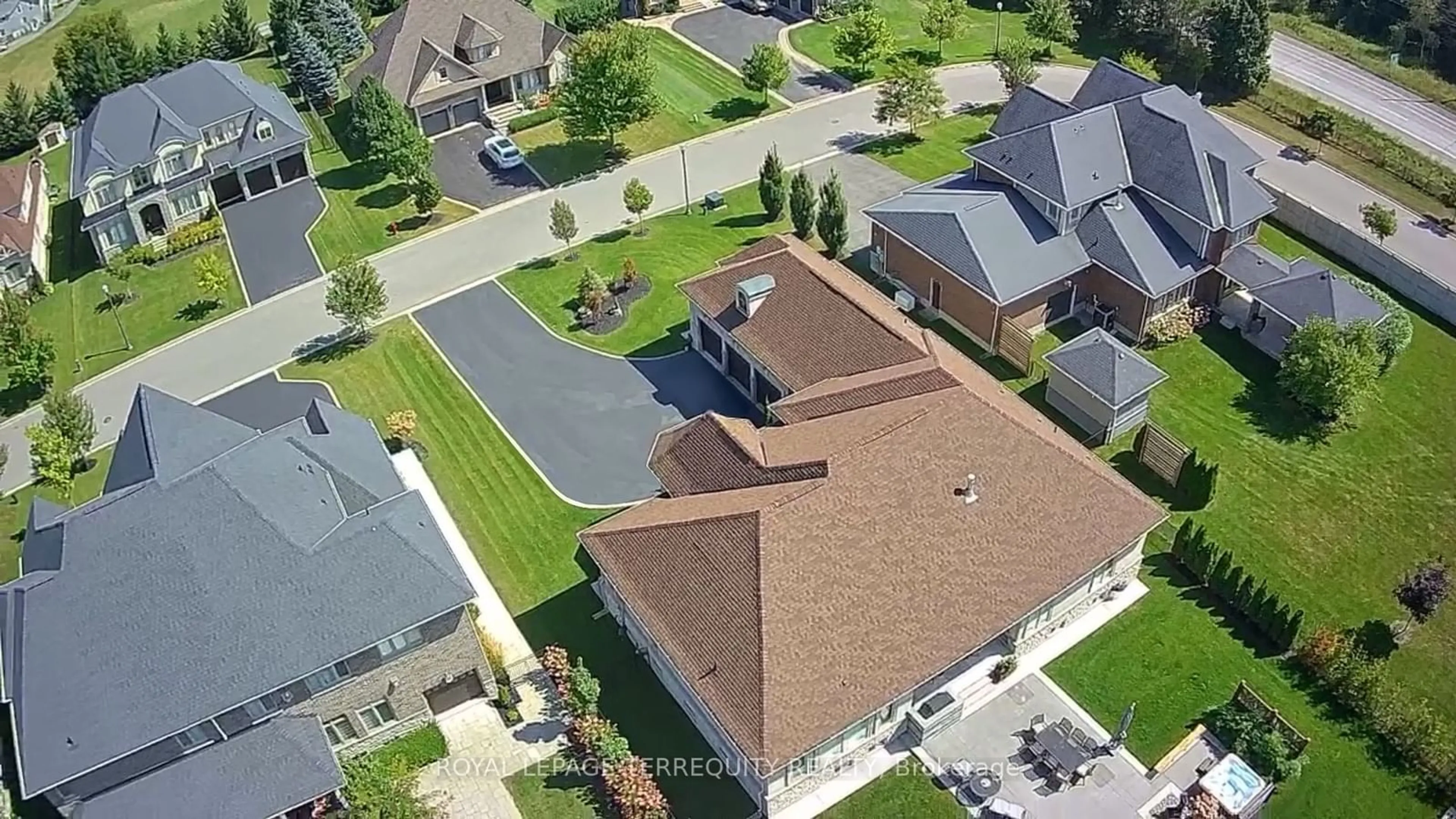 A pic from outside/outdoor area/front of a property/back of a property/a pic from drone, street for 20 Country Club Cres, Uxbridge Ontario L9P 0B8