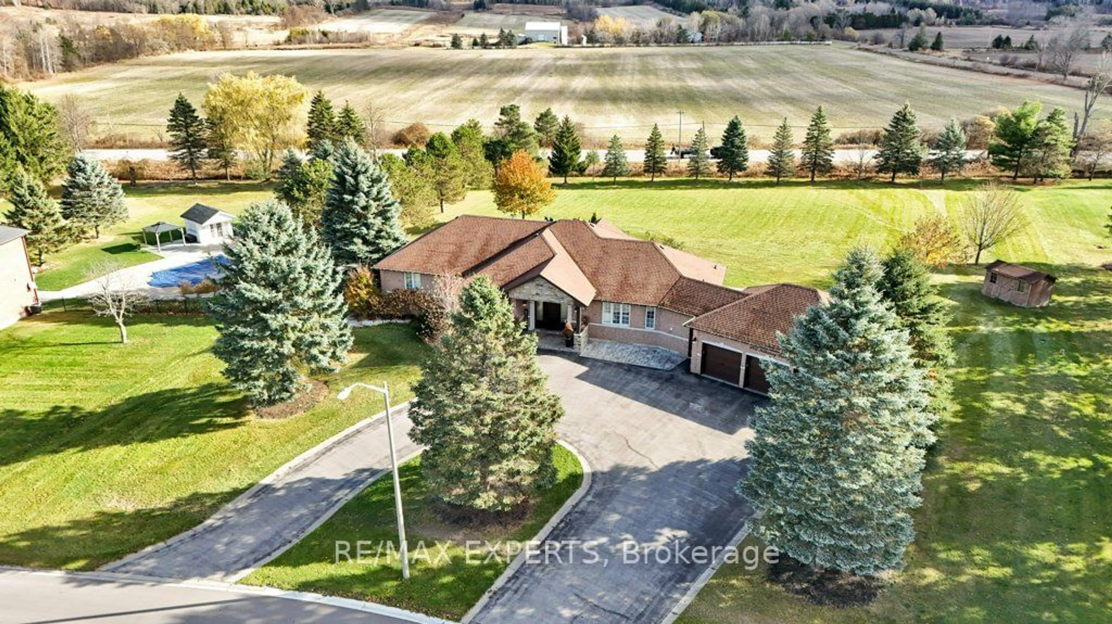 A pic from outside/outdoor area/front of a property/back of a property/a pic from drone, water/lake/river/ocean view for 105 Kilkenny Tr, Bradford West Gwillimbury Ontario L3Z 3C5