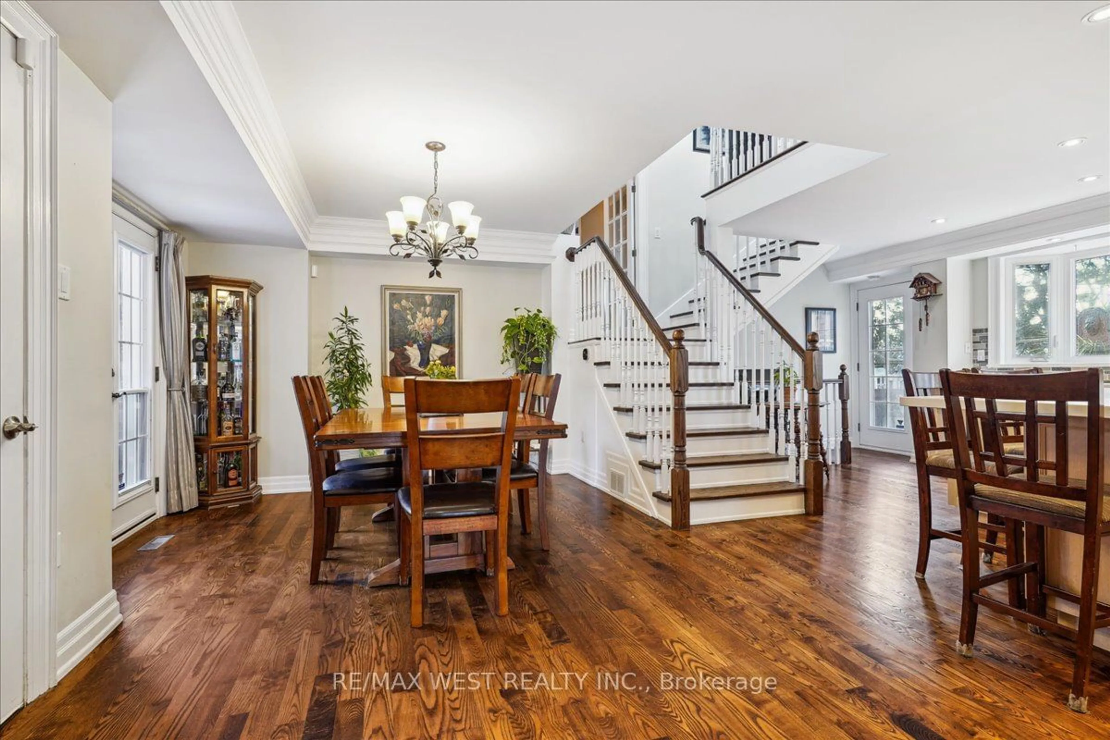 Indoor foyer for 82 Derby Crt, Newmarket Ontario L3Y 5Z9