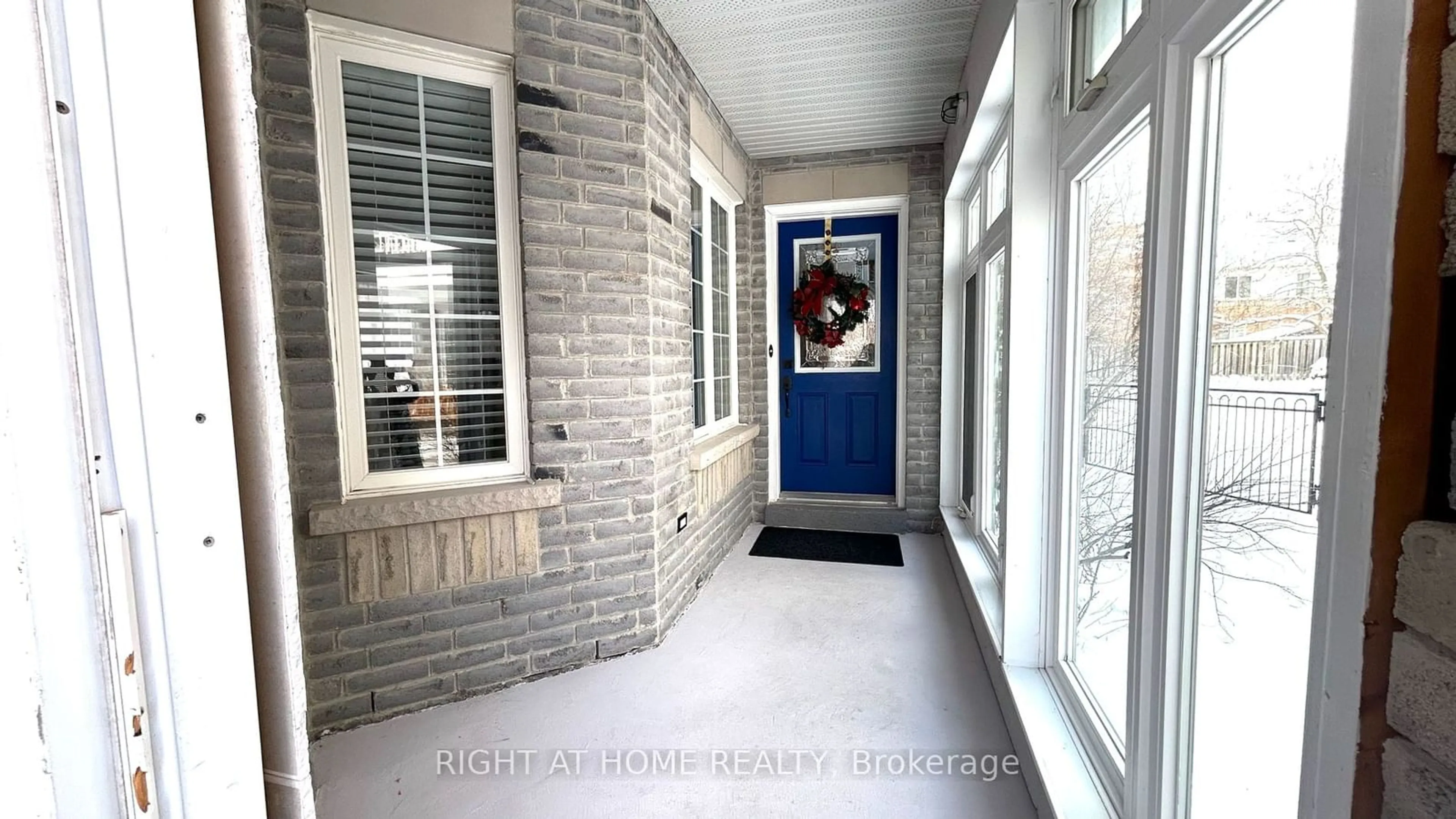 Indoor entryway for 2072 Wilson St, Innisfil Ontario L9S 4Y2