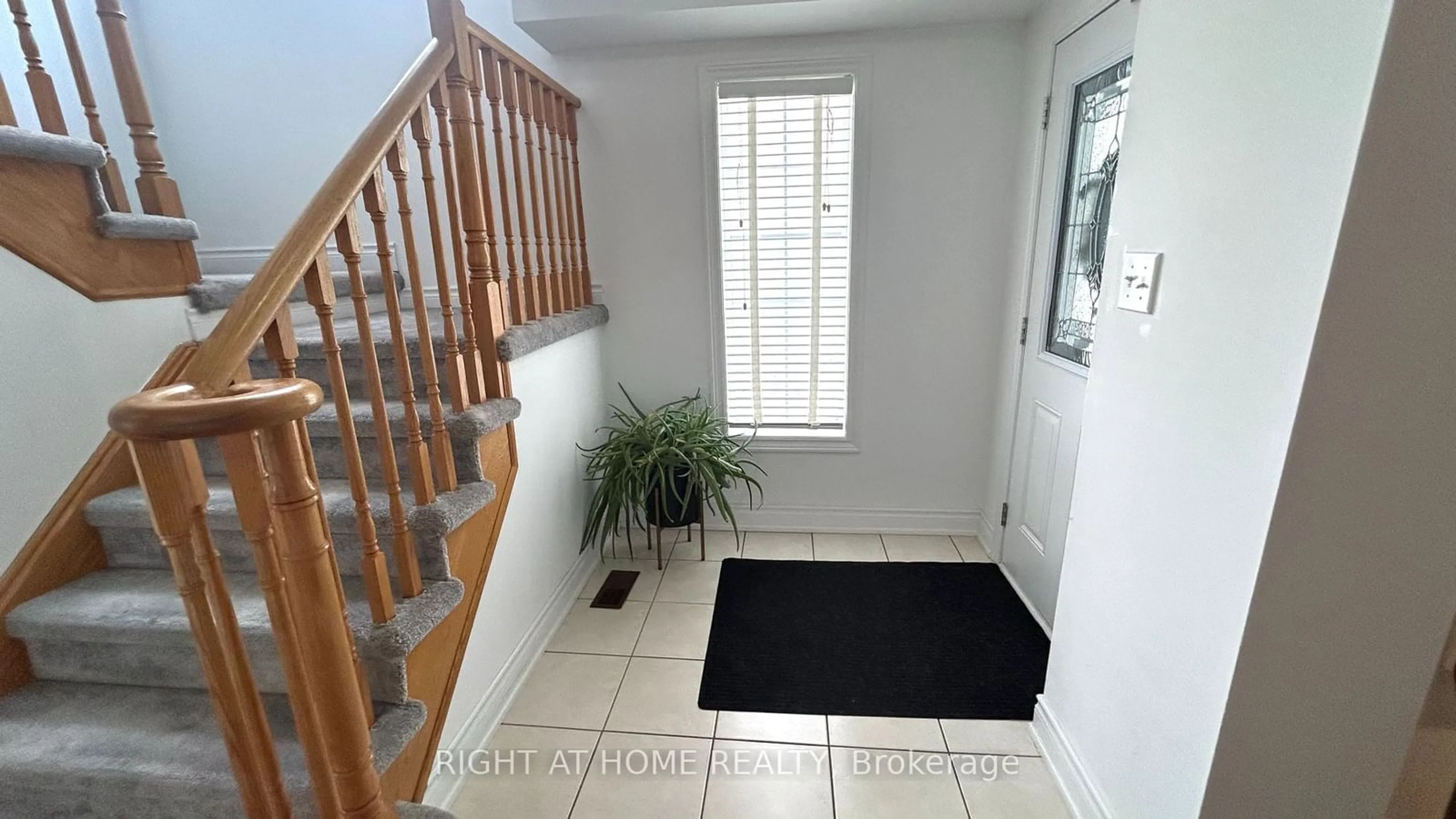 Indoor entryway for 2072 Wilson St, Innisfil Ontario L9S 4Y2