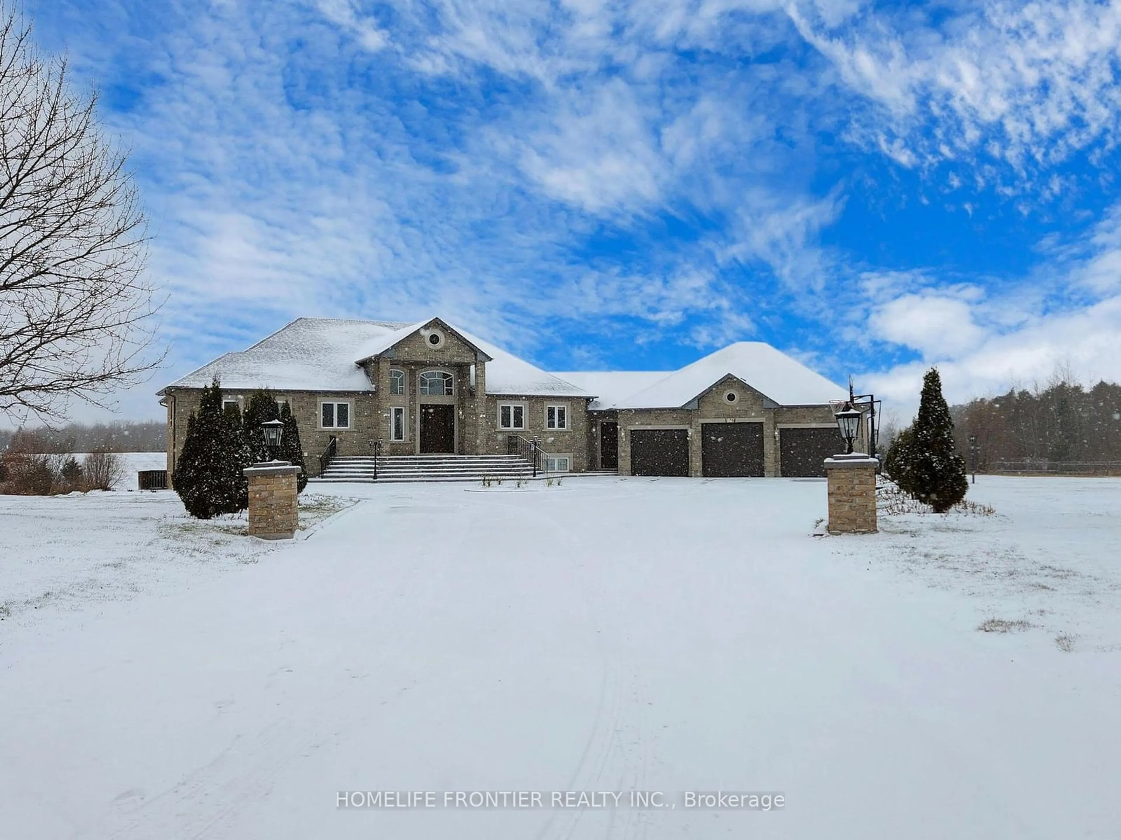 A pic from outside/outdoor area/front of a property/back of a property/a pic from drone, mountain view for 176 Dale Cres, Bradford West Gwillimbury Ontario L0L 1L0