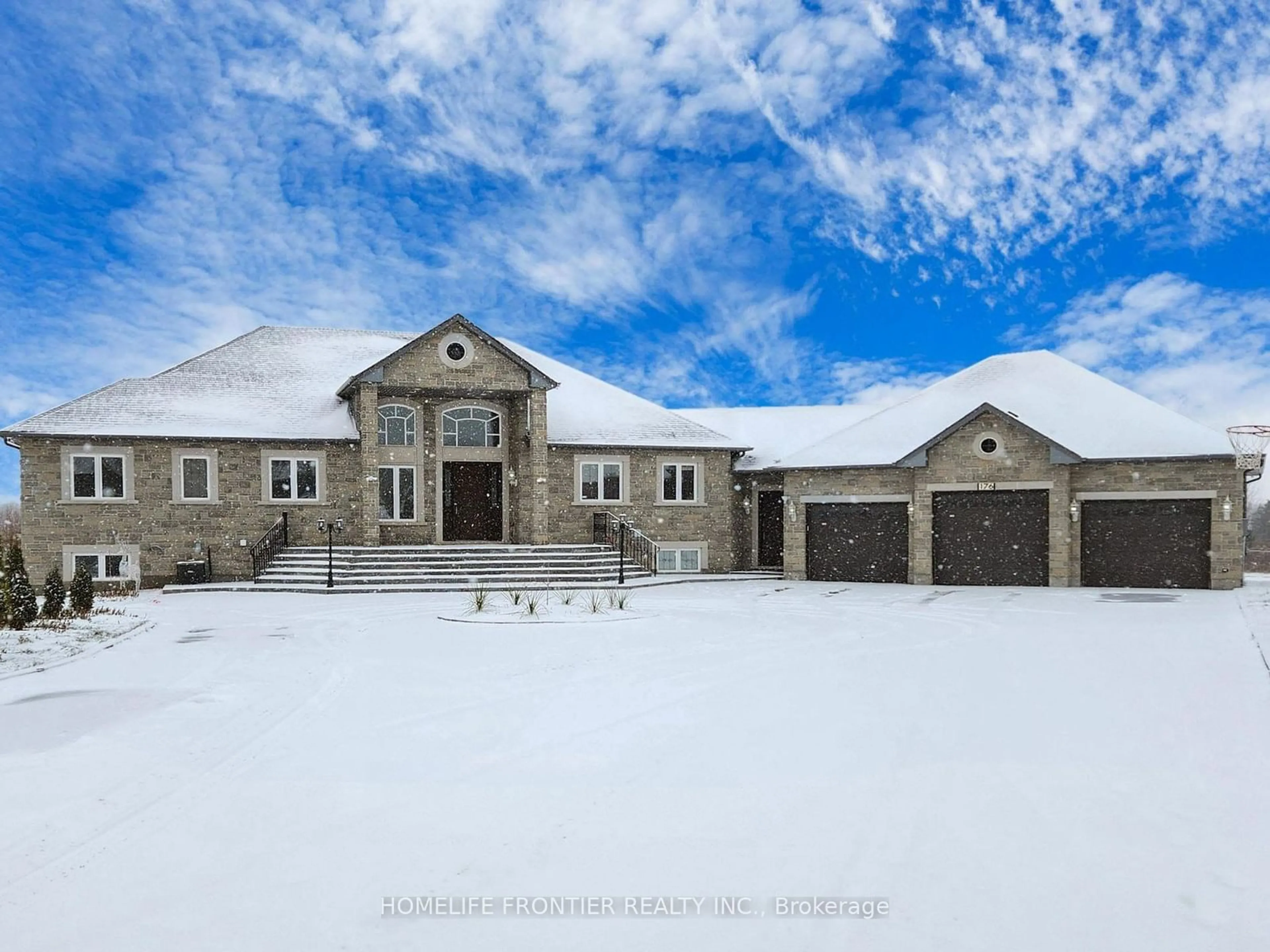 A pic from outside/outdoor area/front of a property/back of a property/a pic from drone, unknown for 176 Dale Cres, Bradford West Gwillimbury Ontario L0L 1L0