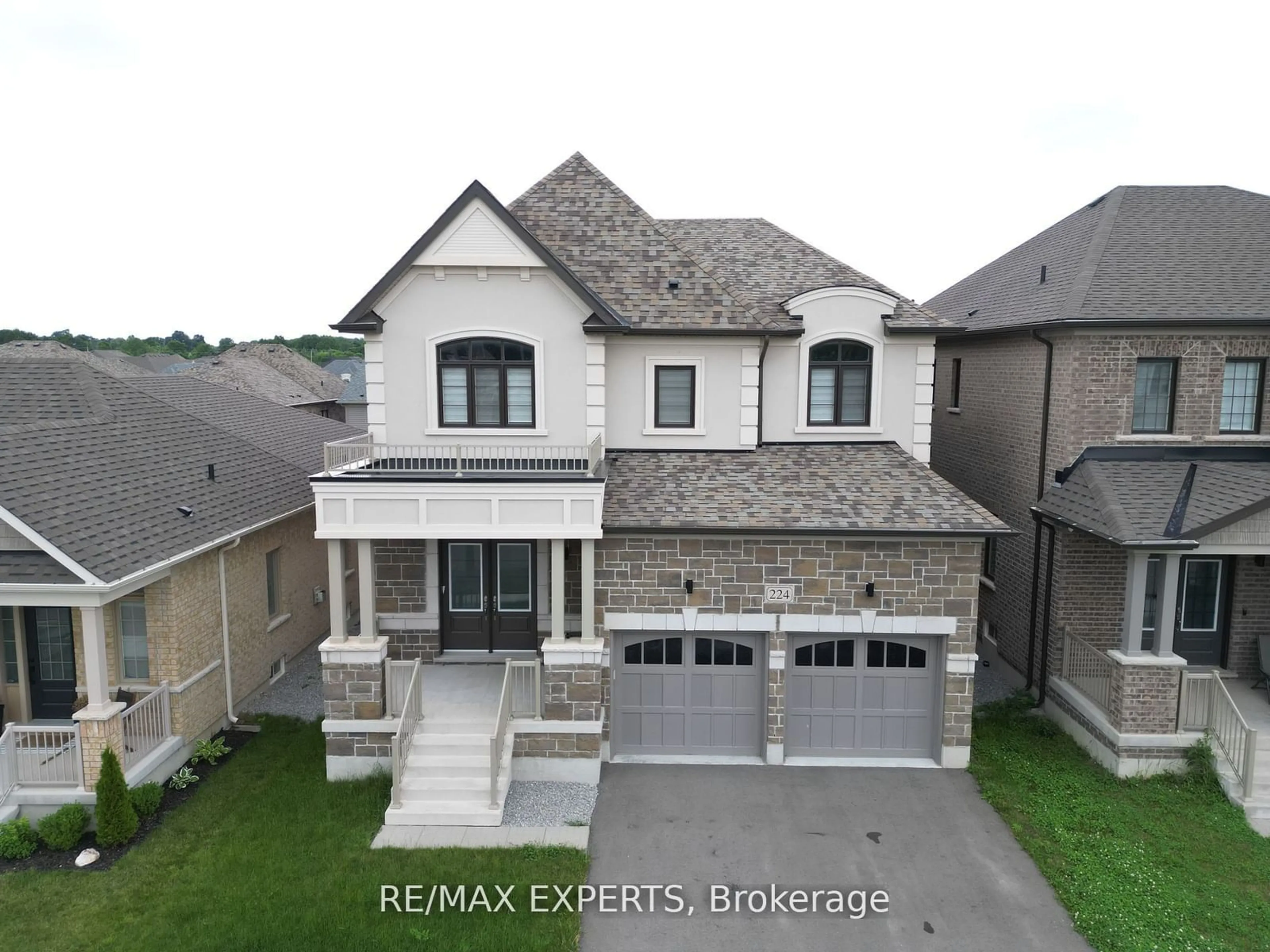 A pic from outside/outdoor area/front of a property/back of a property/a pic from drone, street for 224 Danny Wheeler Blvd, Georgina Ontario L4P 0J8