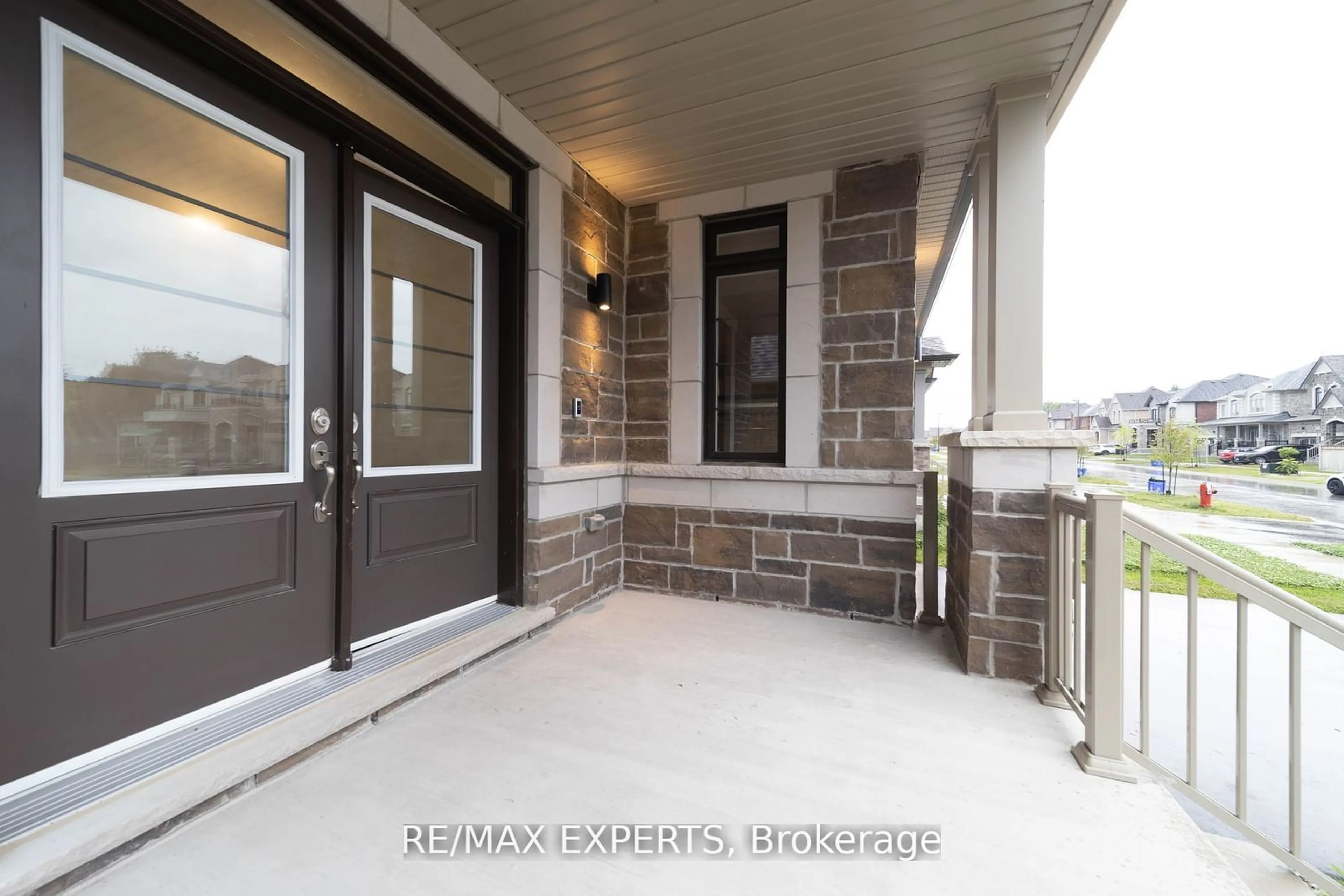 Indoor entryway for 224 Danny Wheeler Blvd, Georgina Ontario L4P 0J8