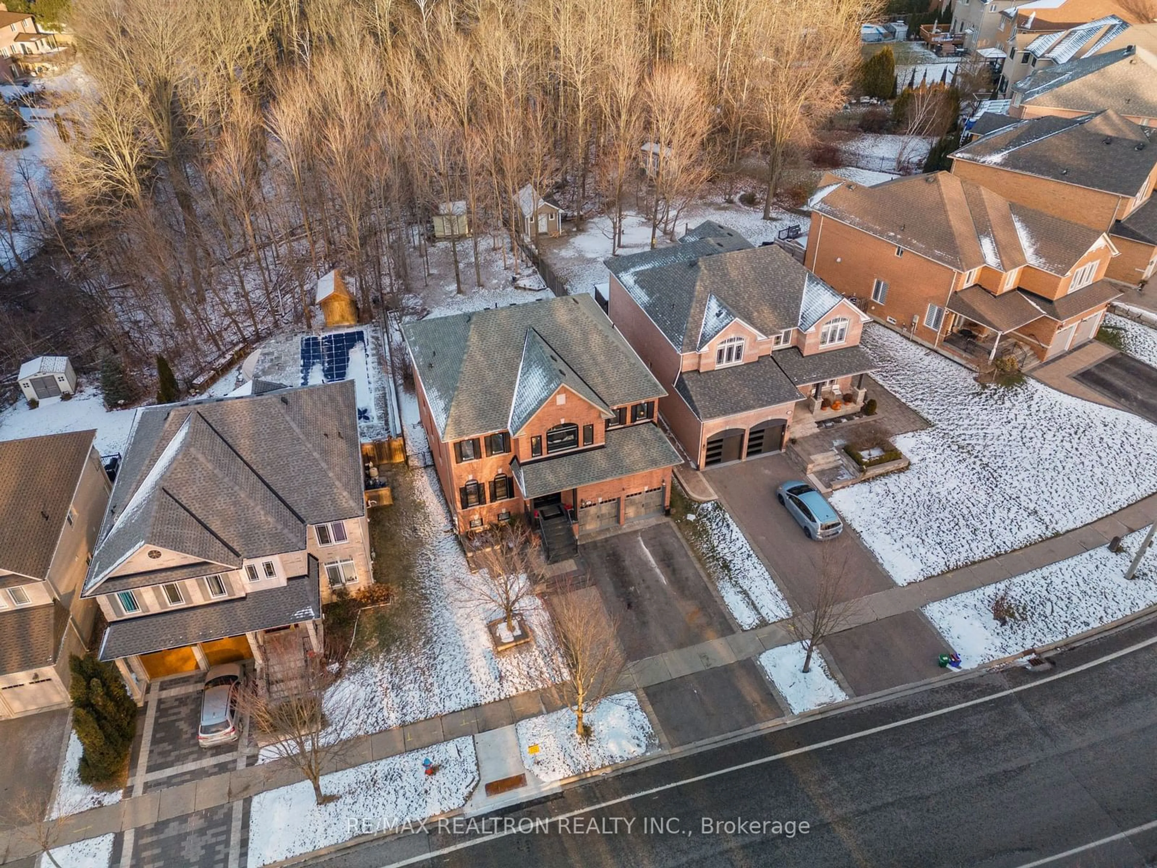 A pic from outside/outdoor area/front of a property/back of a property/a pic from drone, unknown for 16 Sandbanks Dr, Richmond Hill Ontario L4E 3J5