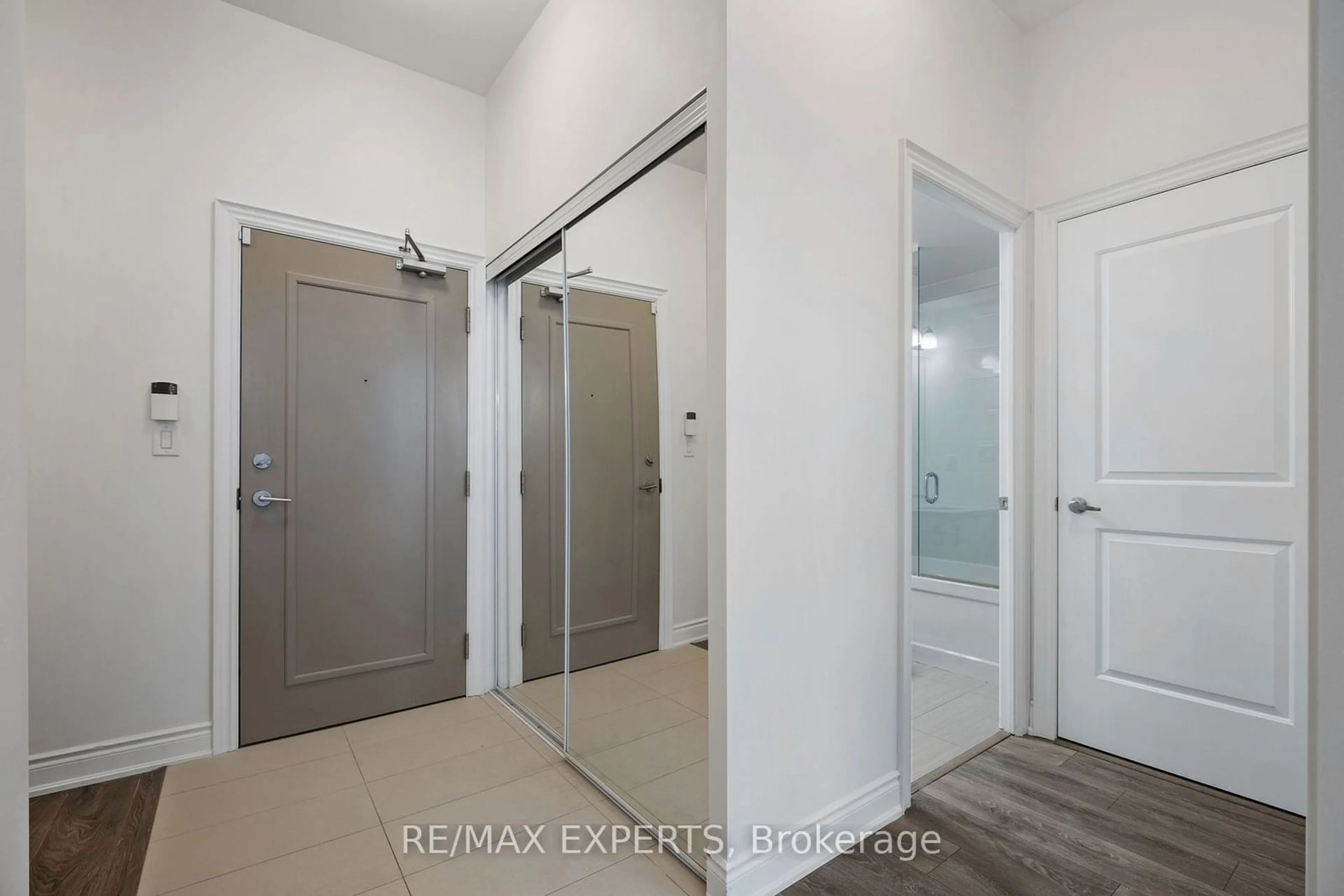 Indoor entryway for 2396 Major Mackenzie Dr #103, Vaughan Ontario L6A 4Y1