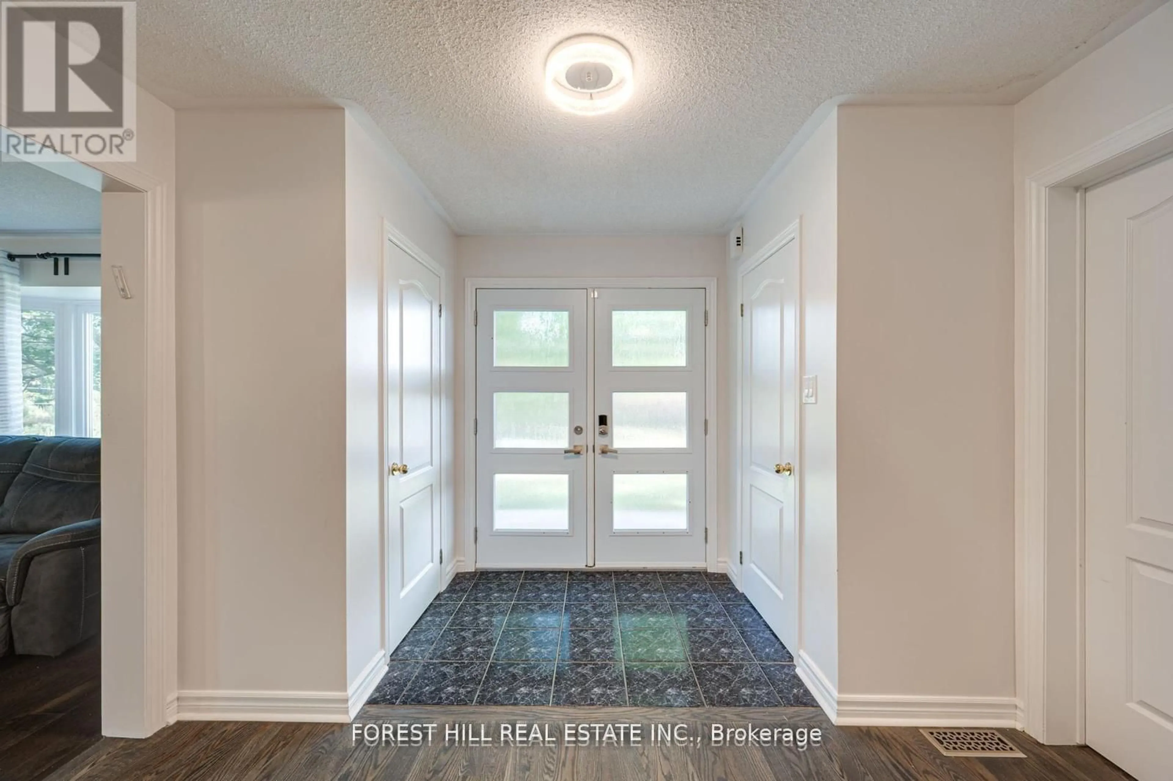 Indoor entryway for 32 Grandview Cres, Bradford West Gwillimbury Ontario L3Z 3L1