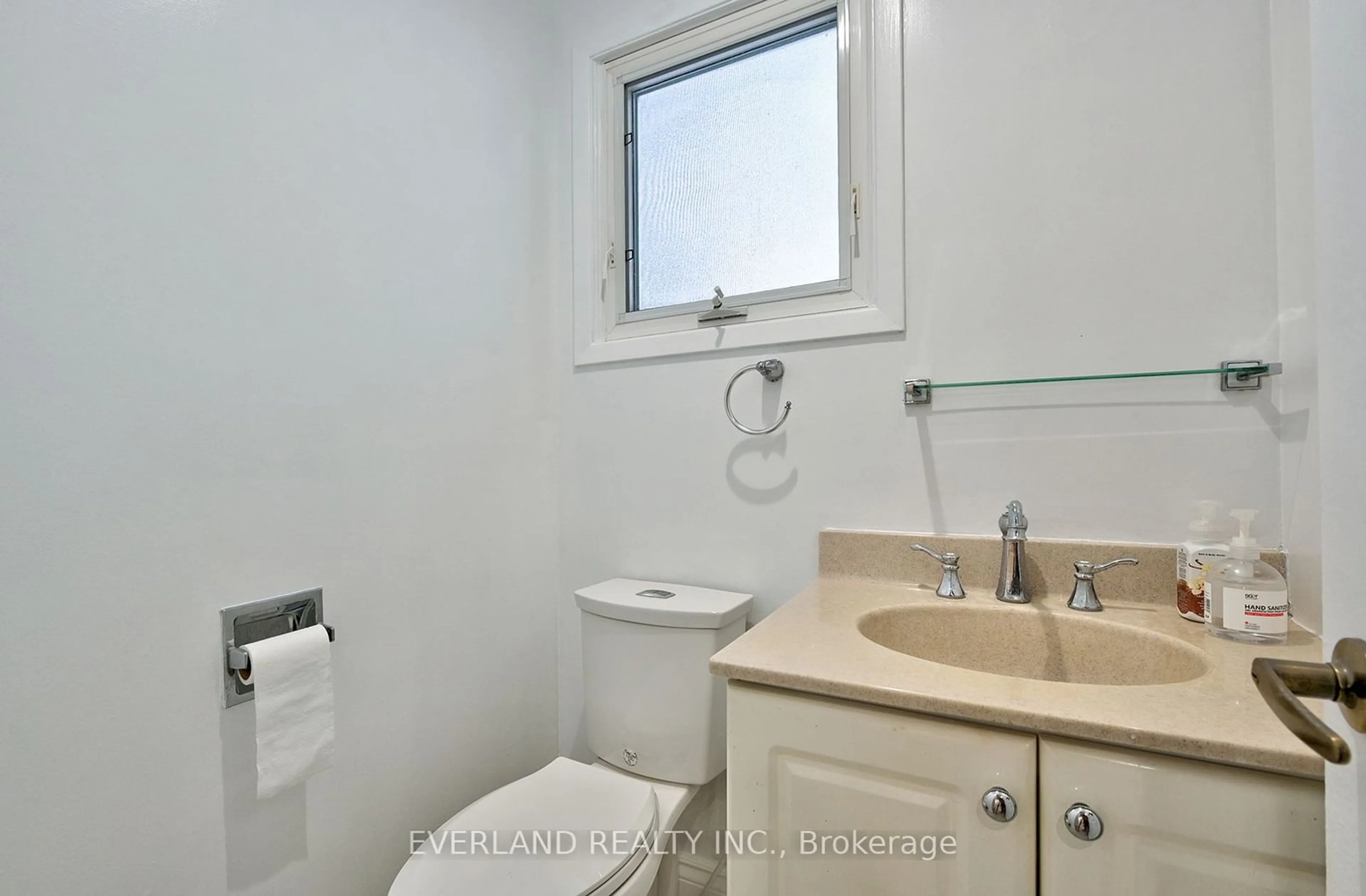 Standard bathroom, unknown for 146 Thoms Cres, Newmarket Ontario L3Y 1E1