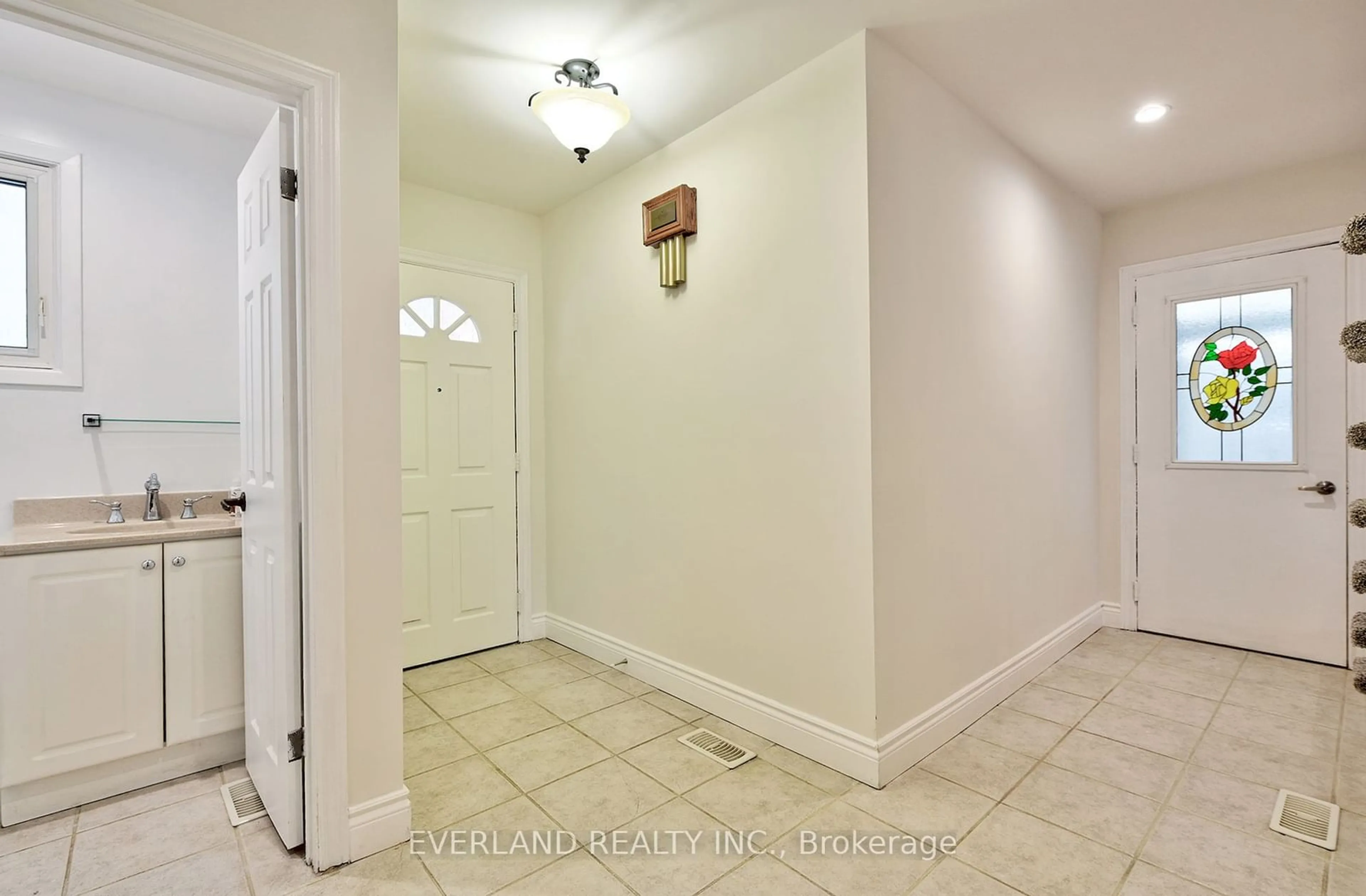 Indoor entryway for 146 Thoms Cres, Newmarket Ontario L3Y 1E1