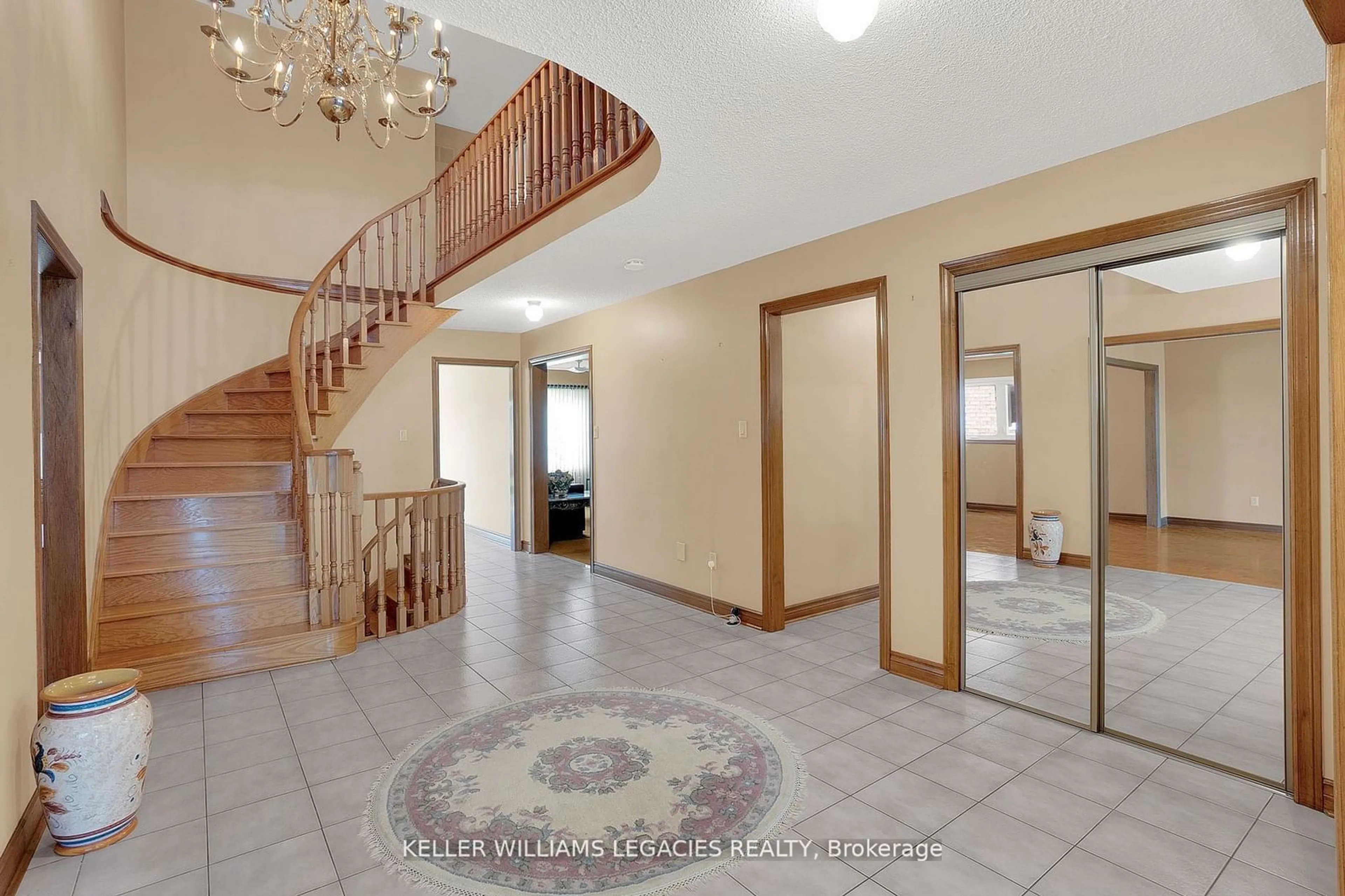 Indoor foyer for 138 Longhouse St, Vaughan Ontario L4L 8E9