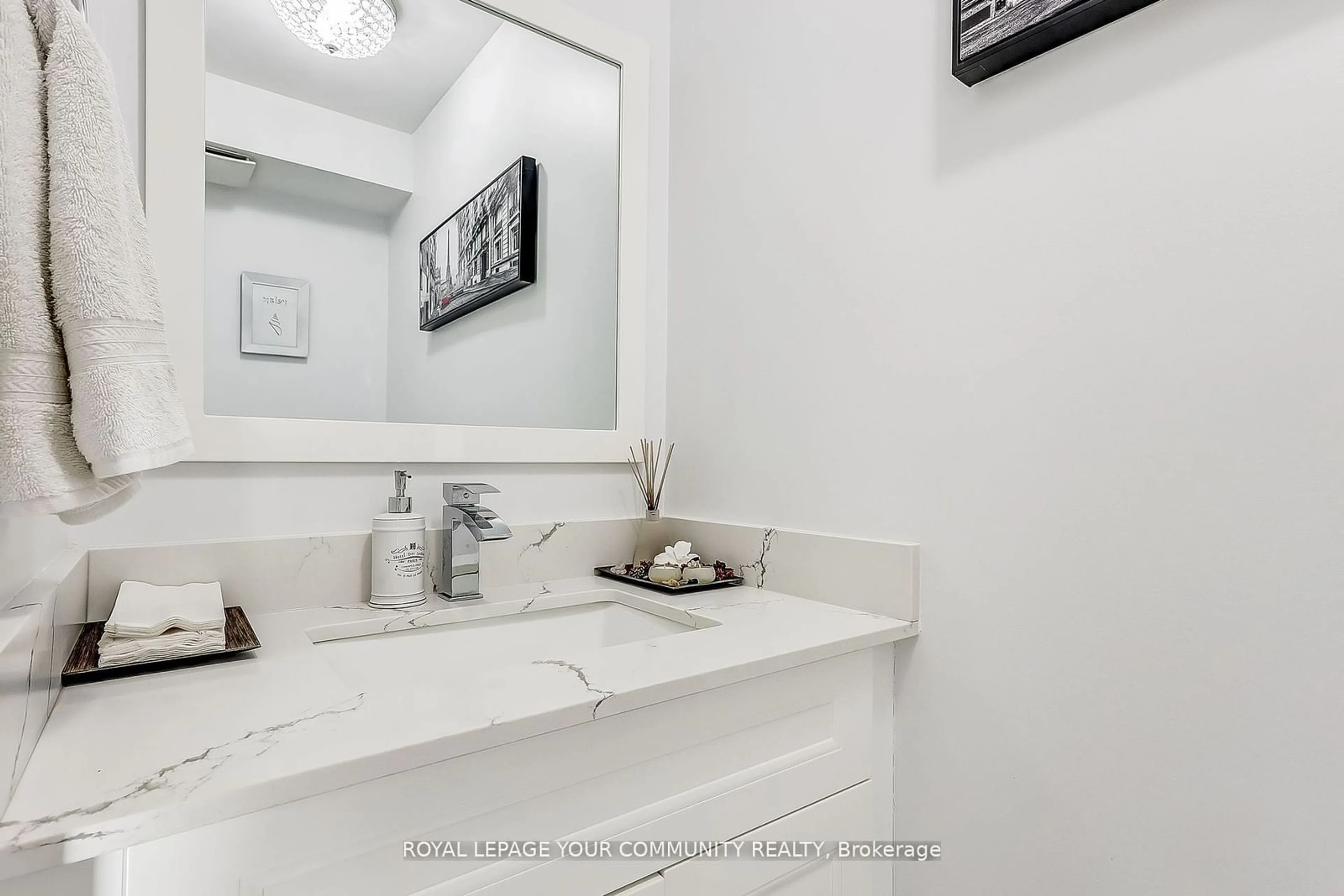 Standard bathroom, ceramic/tile floor for 93 Revelstoke Cres, Richmond Hill Ontario L4B 4T4