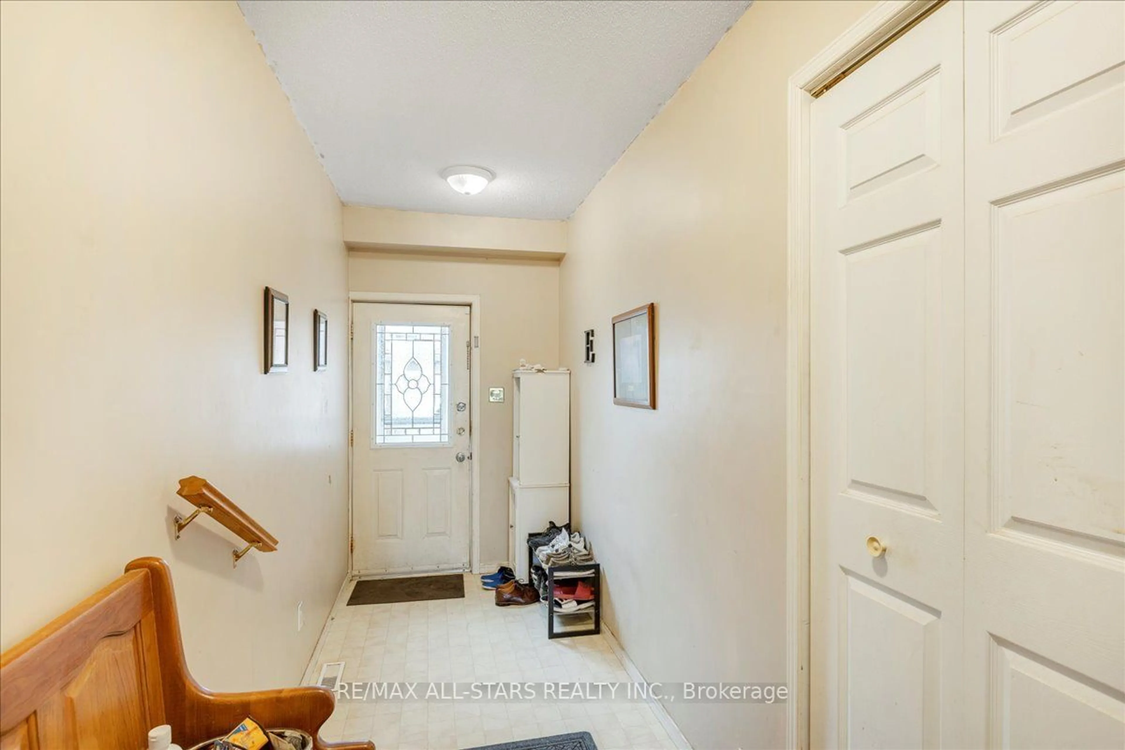 Indoor entryway for 96 Riverglen Dr, Georgina Ontario L4P 2R1