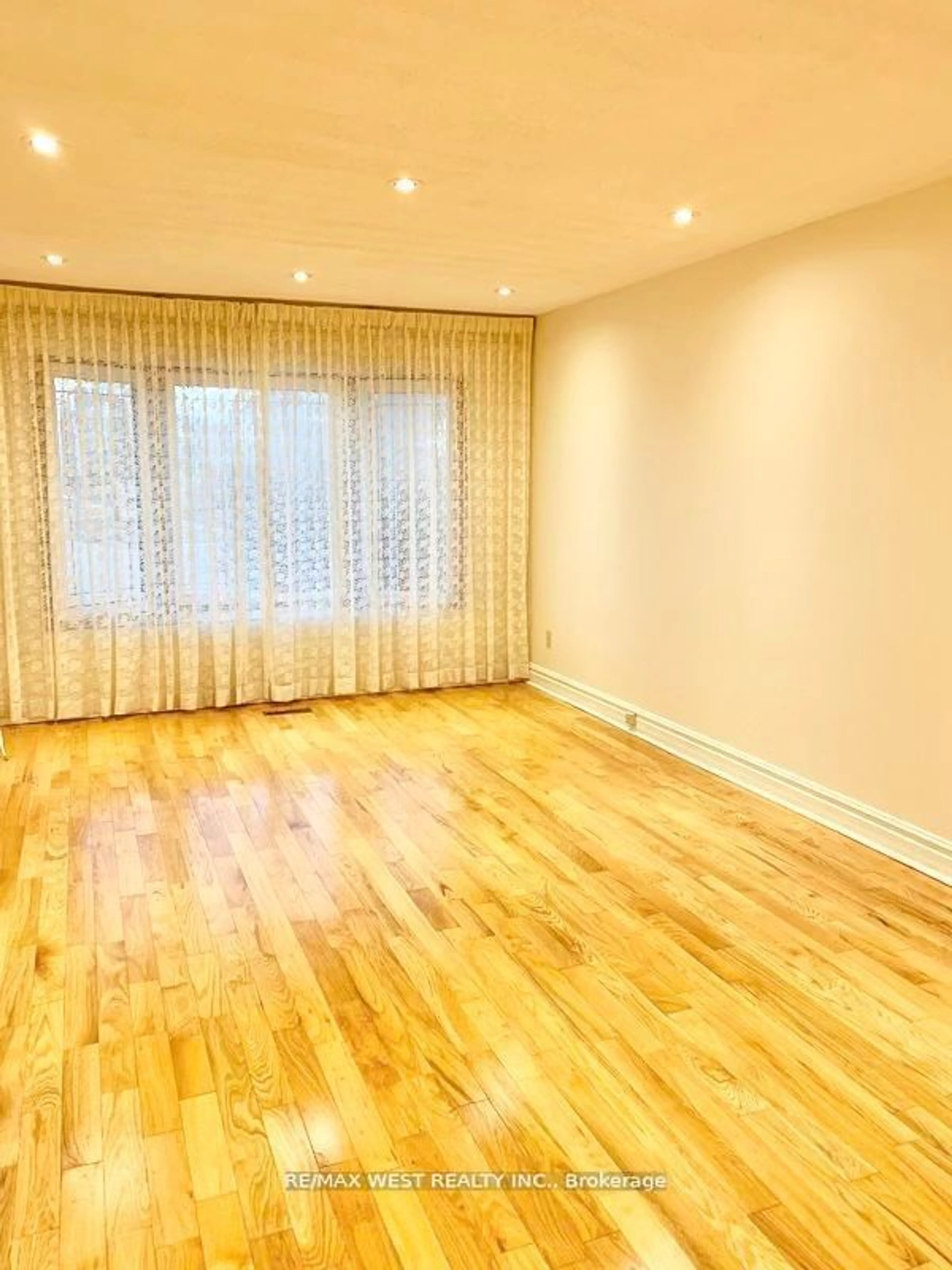 A pic of a room for 505 London Rd, Newmarket Ontario L3Y 6E4