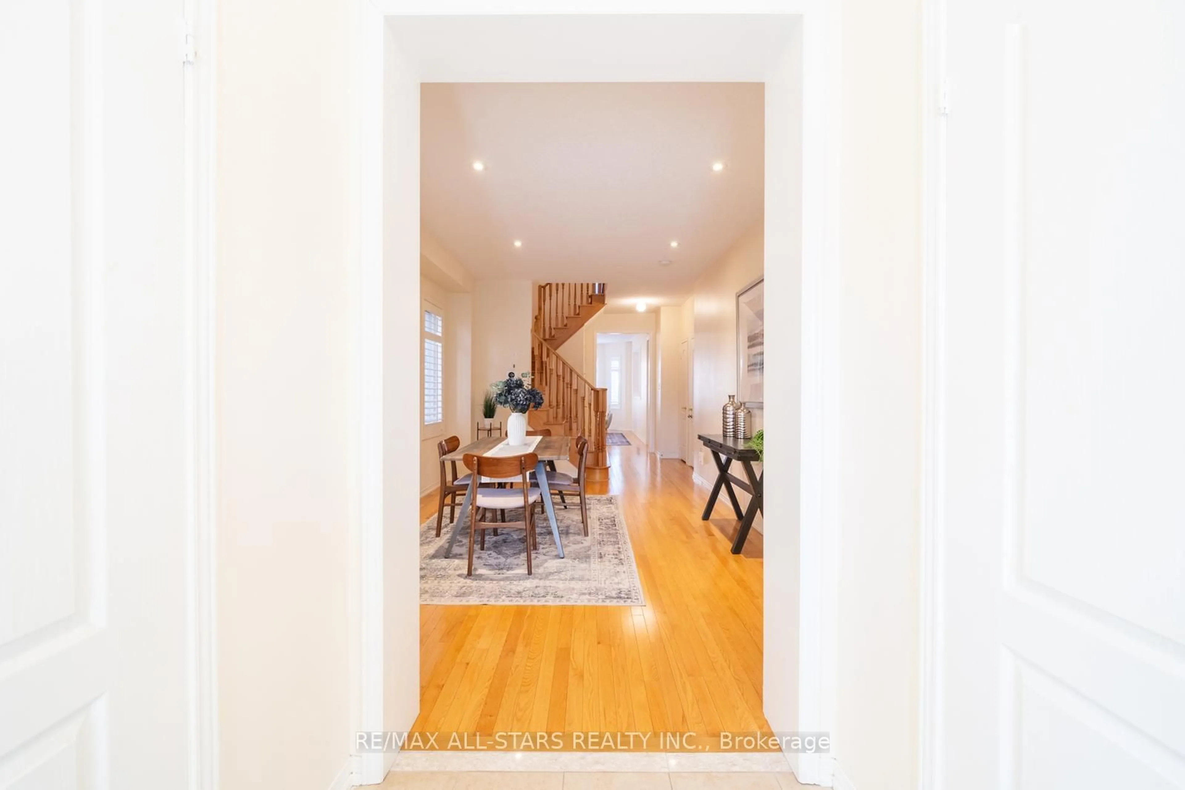 Indoor entryway for 94 Creekland Ave, Whitchurch-Stouffville Ontario L4A 0B2