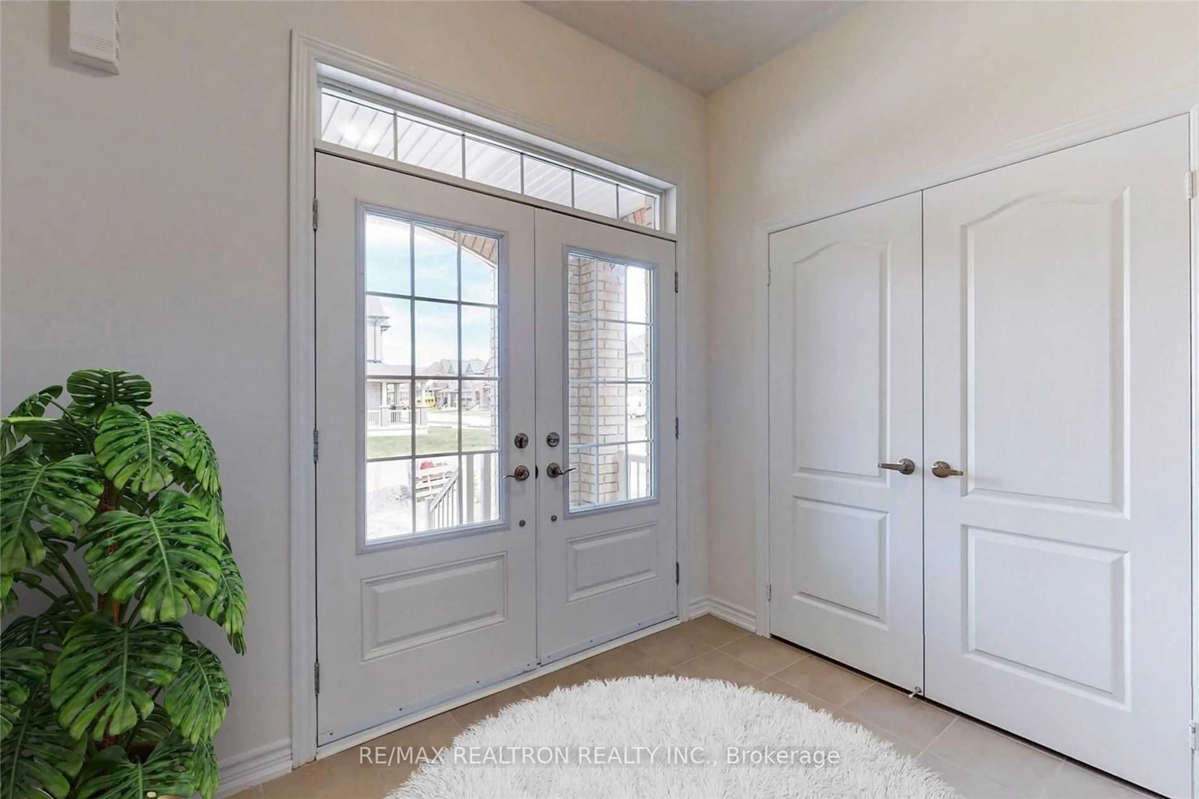 Indoor entryway for 376 Danny Wheeler Blvd, Georgina Ontario L4P 1J5