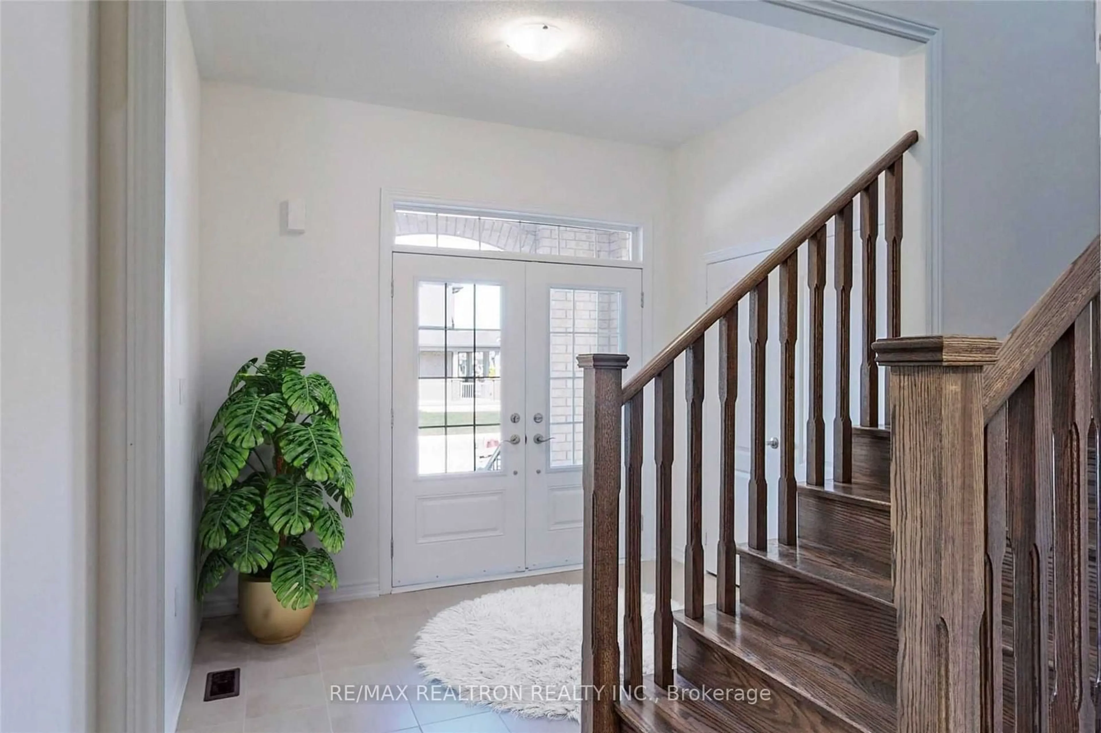 Indoor entryway for 376 Danny Wheeler Blvd, Georgina Ontario L4P 1J5