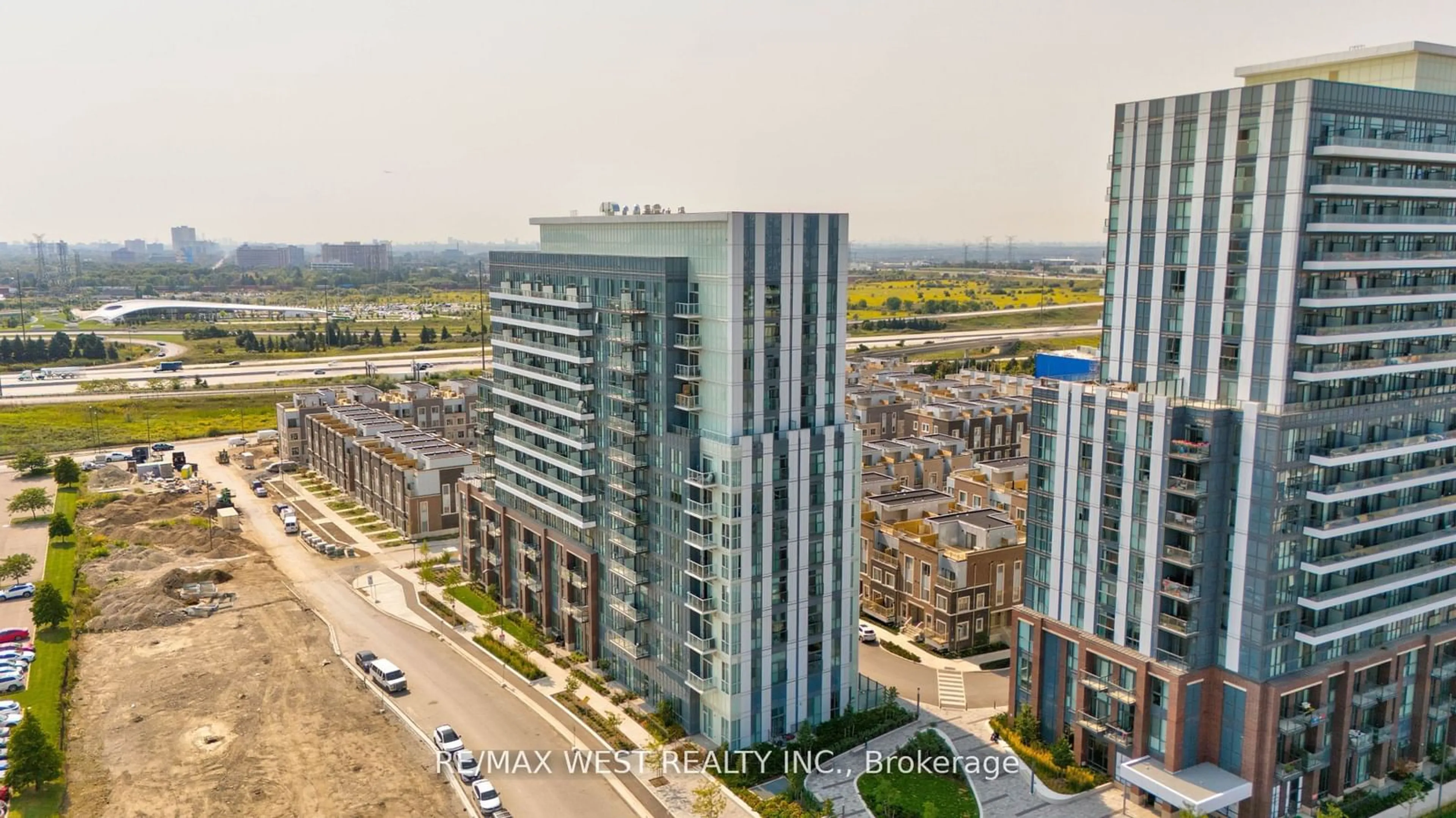 A pic from outside/outdoor area/front of a property/back of a property/a pic from drone, city buildings view from balcony for 60 Honeycrisp Cres #1106, Vaughan Ontario L4K 0N5