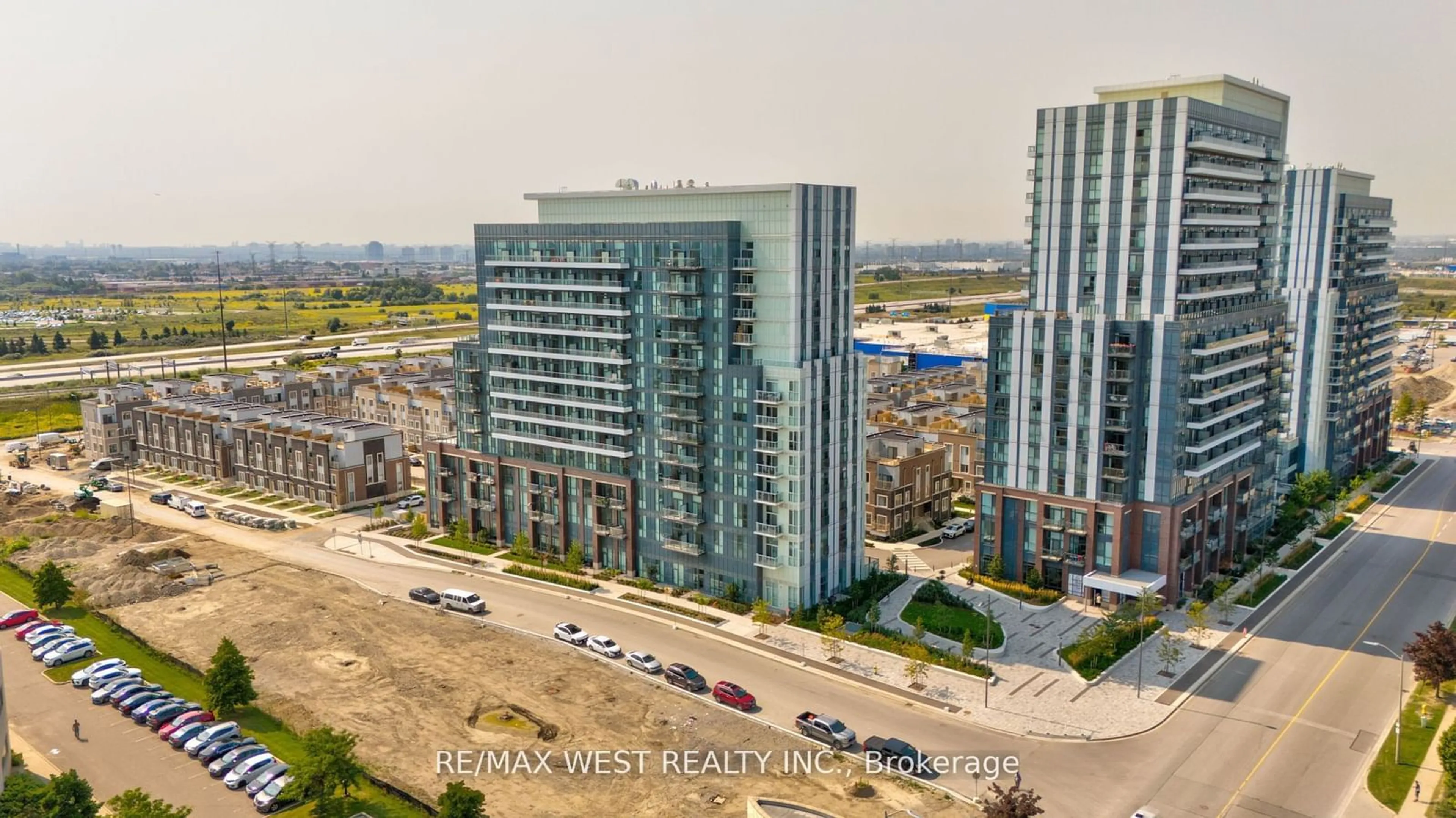 A pic from outside/outdoor area/front of a property/back of a property/a pic from drone, city buildings view from balcony for 60 Honeycrisp Cres #1106, Vaughan Ontario L4K 0N5