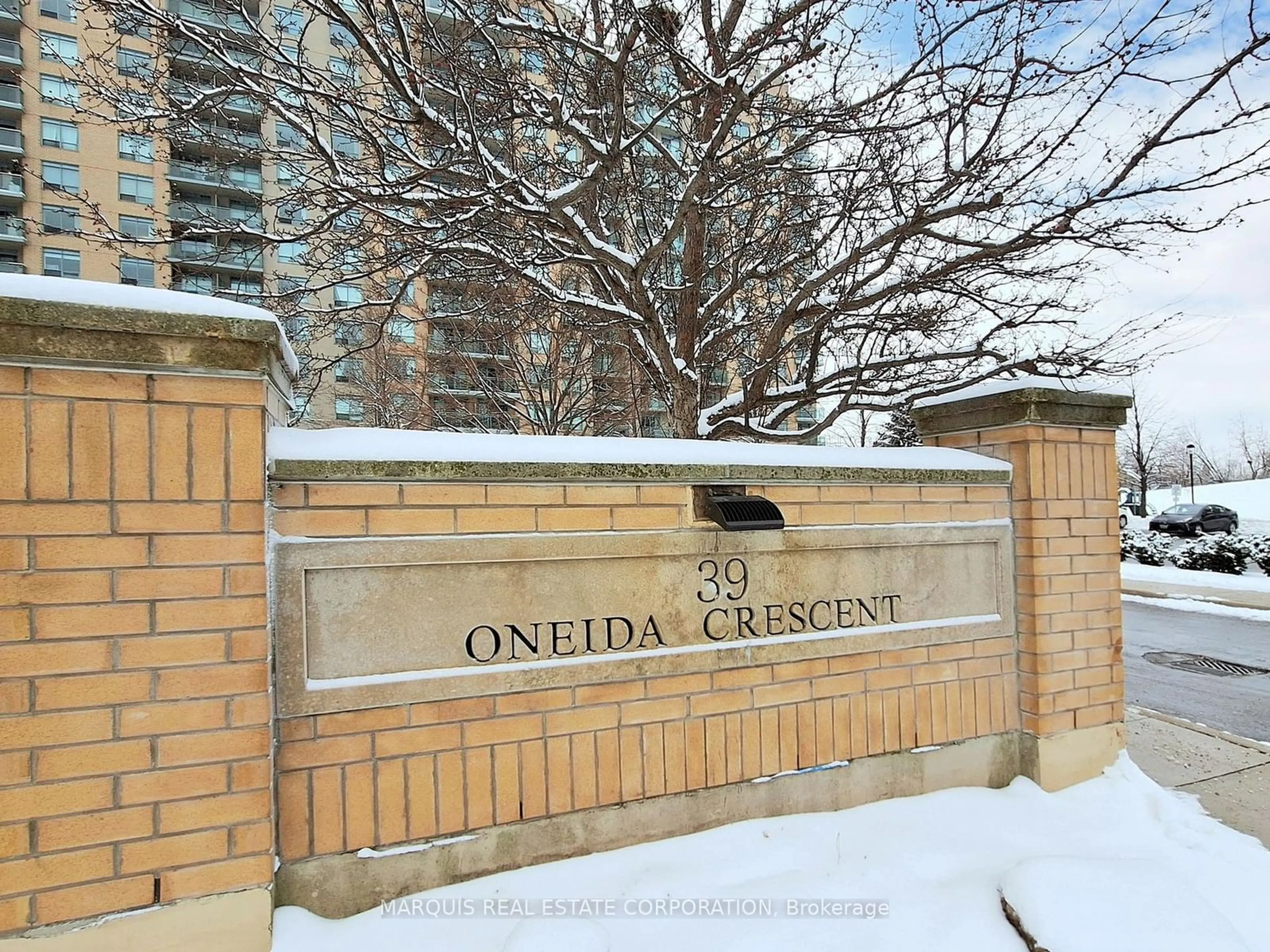 Indoor foyer for 39 Oneida Cres #908, Richmond Hill Ontario L4B 4T9