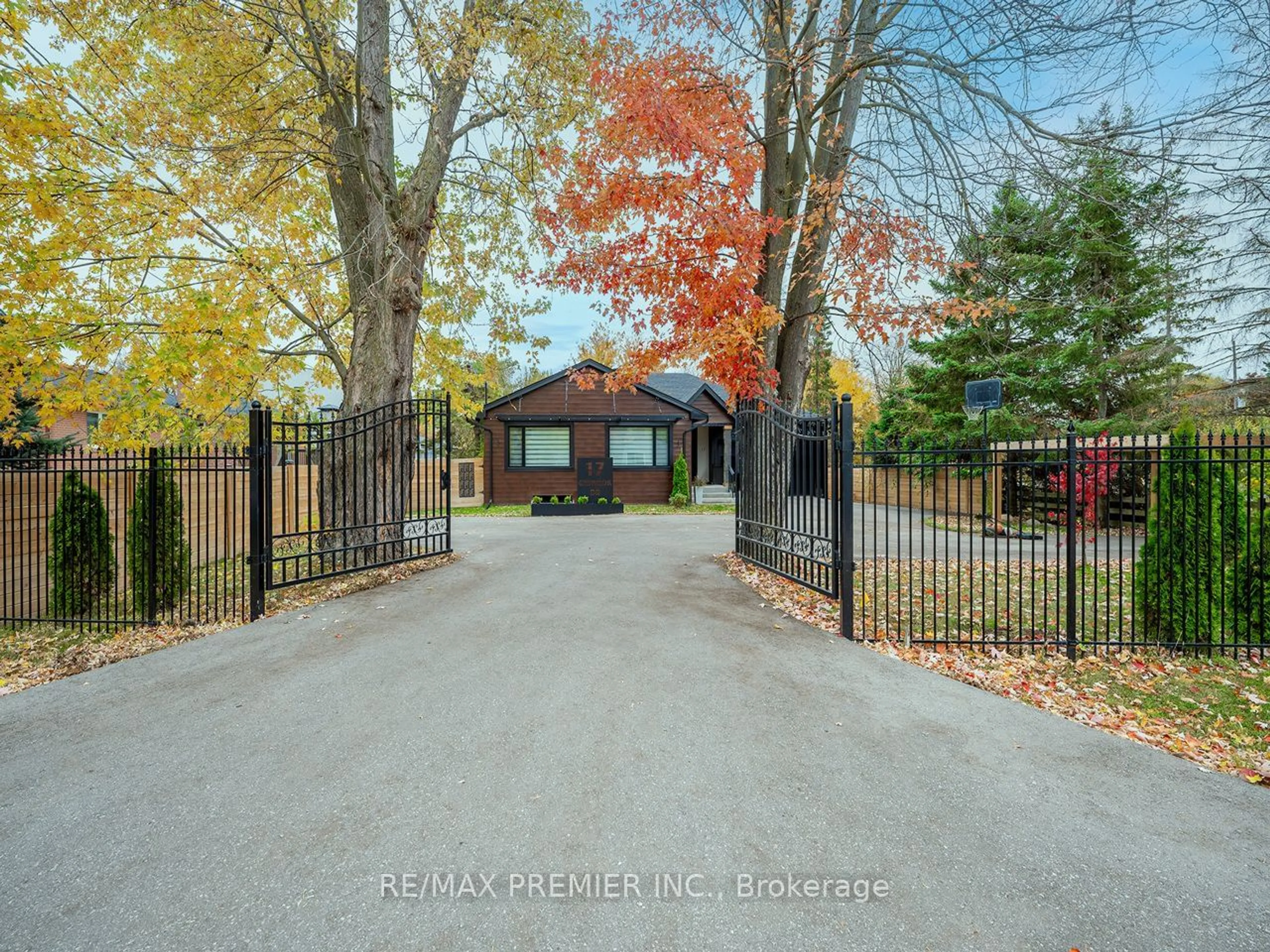 A pic from outside/outdoor area/front of a property/back of a property/a pic from drone, street for 17 Chinook Dr, King Ontario L0G 1N0