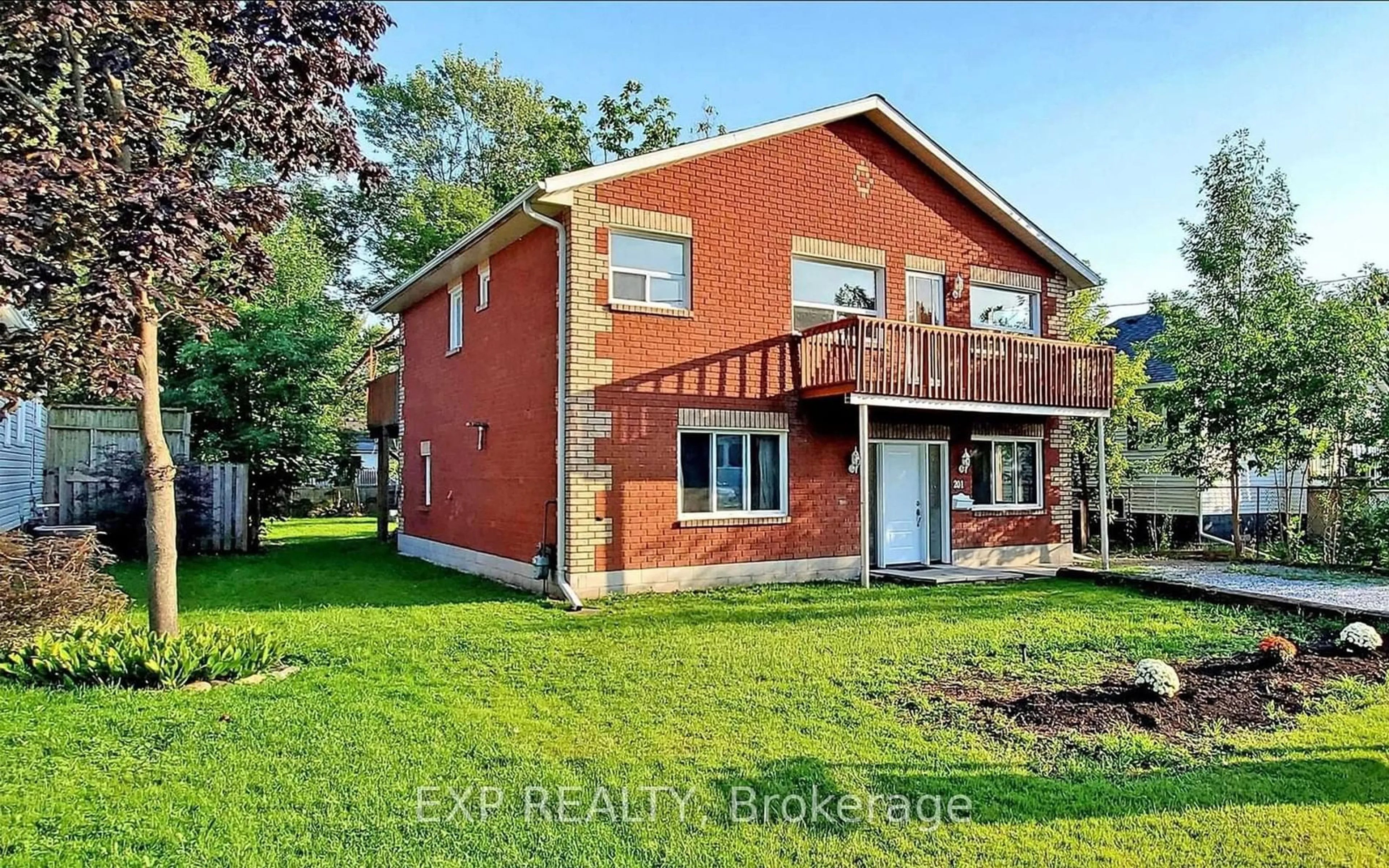 Home with brick exterior material, building for 201 Garden Ave, Georgina Ontario L4P 2L3