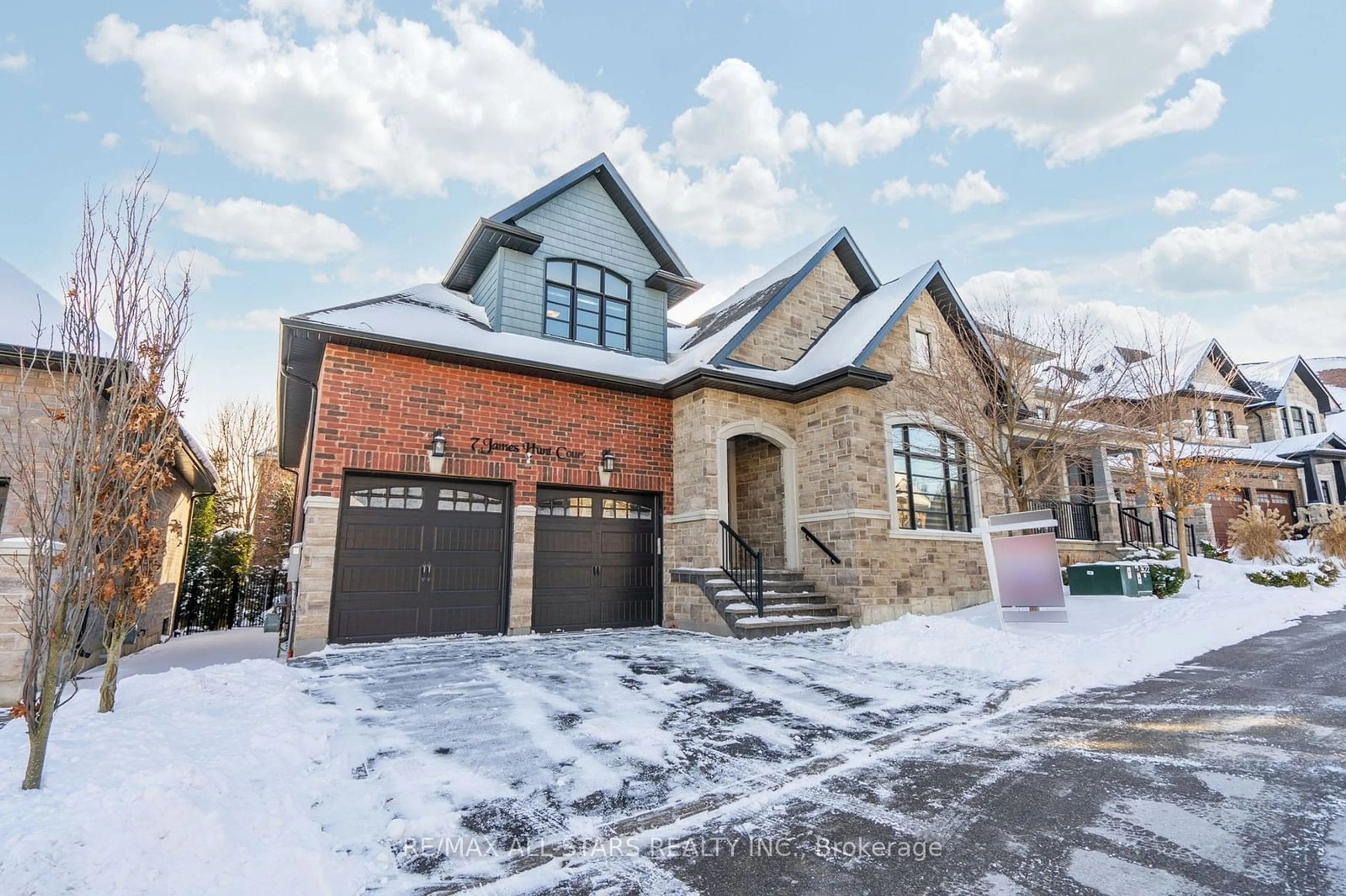 Home with brick exterior material, street for 7 Os James Hunt Crt, Uxbridge Ontario L9P 0E3