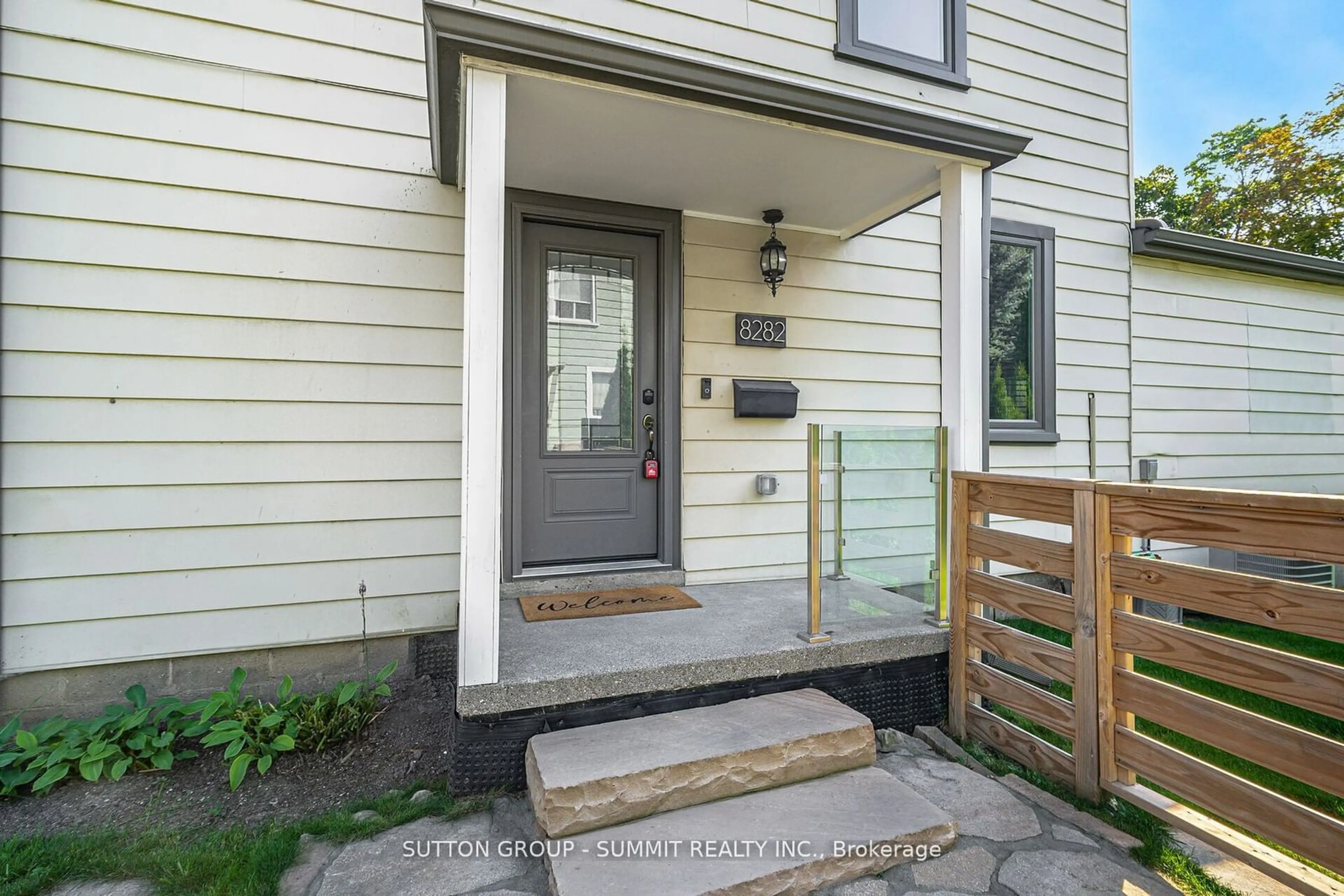 Indoor entryway for 8282 Kipling Ave, Vaughan Ontario L4L 2A6