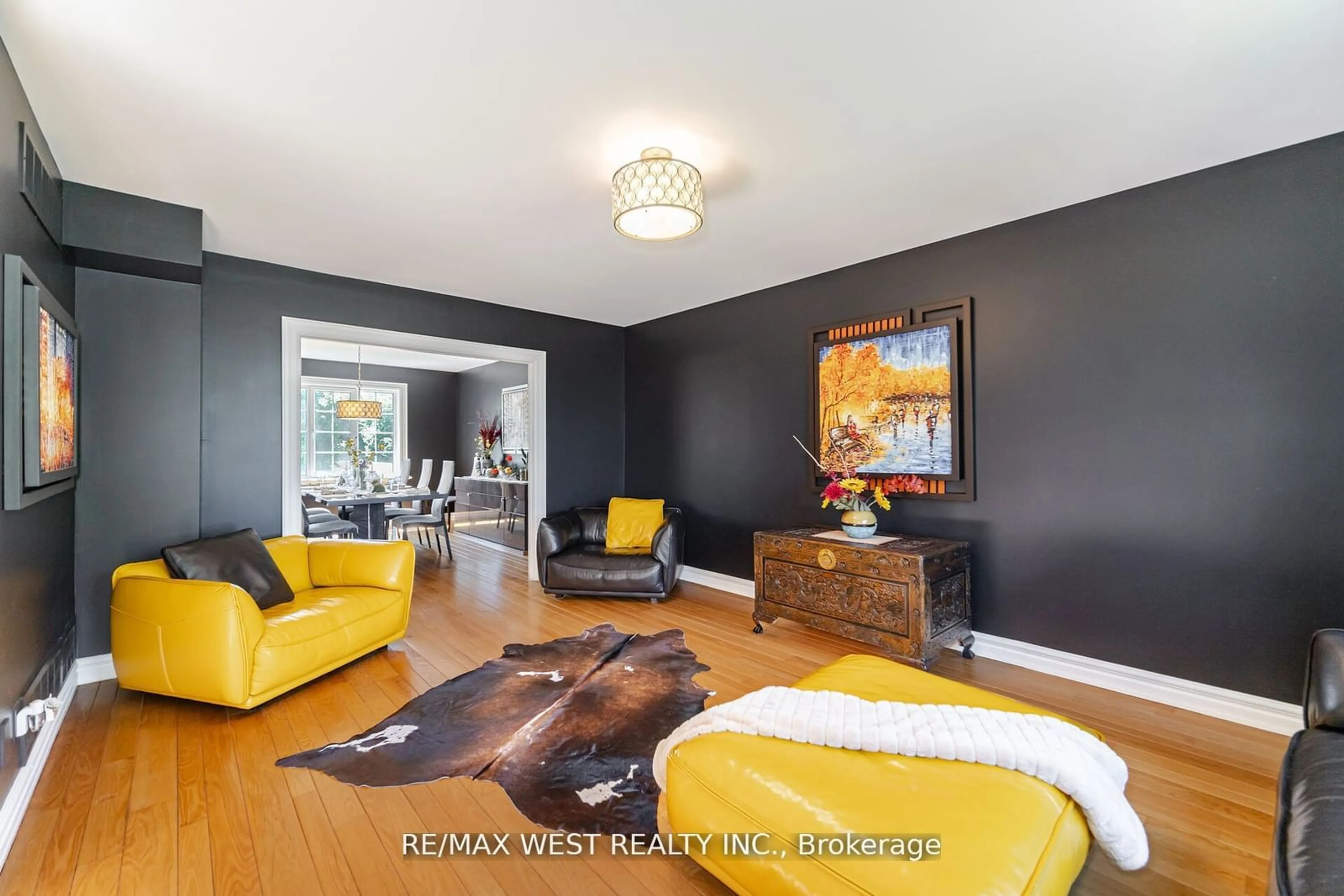 Living room with furniture, wood/laminate floor for 7 Stewart Cres, Essa Ontario L0L 2N0