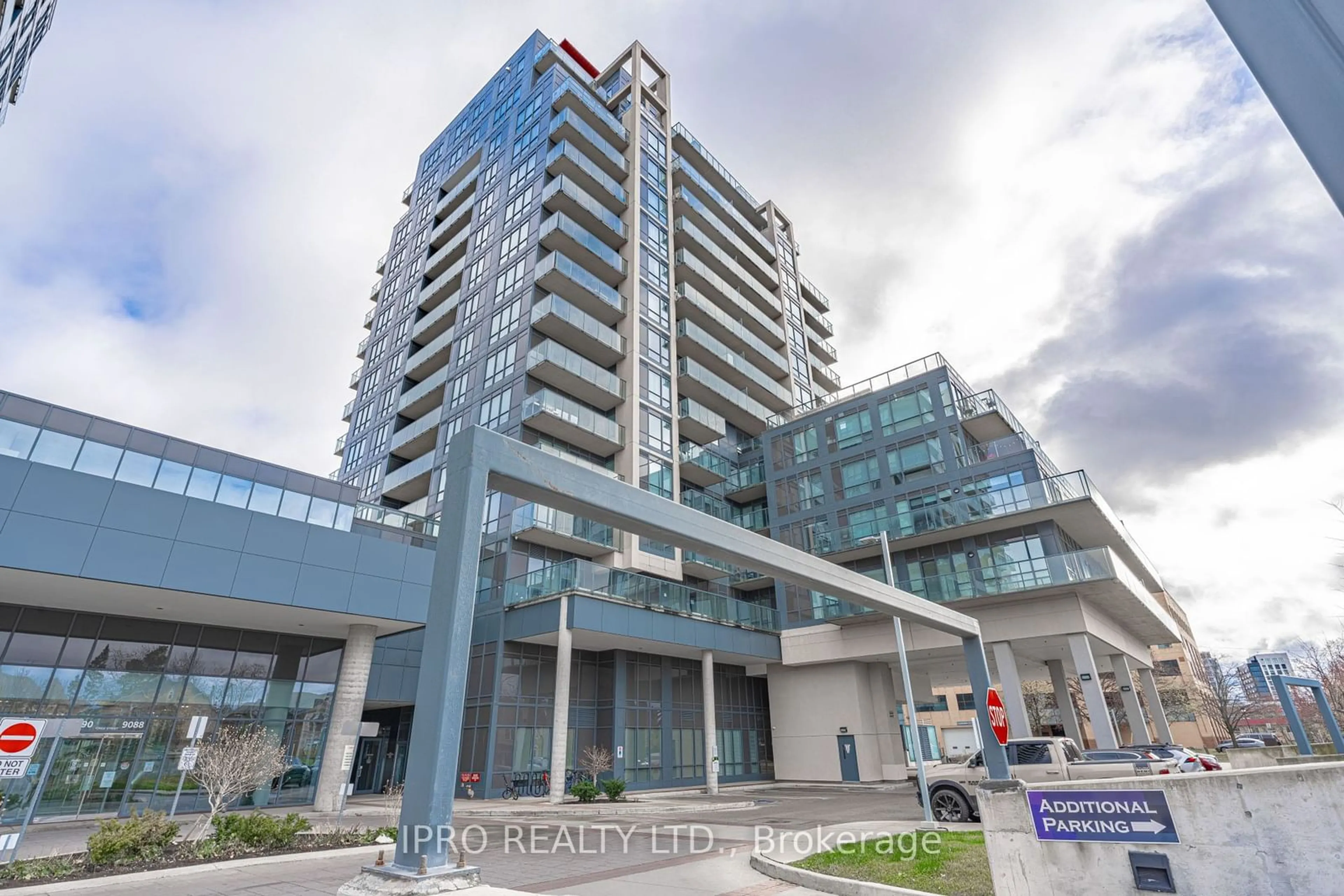 Indoor foyer for 9088 Yonge St #806, Richmond Hill Ontario L4C 0Y6