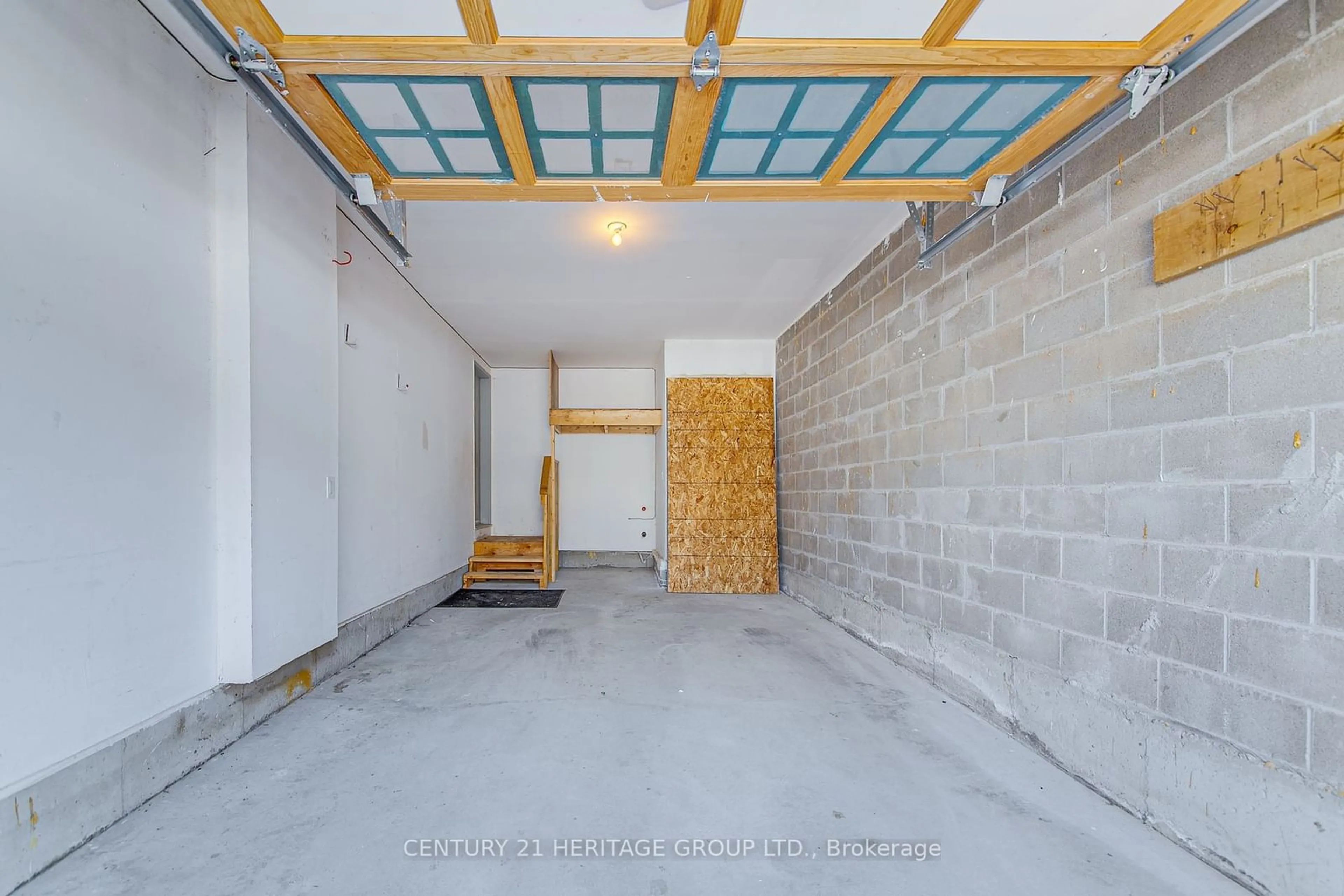 Indoor garage for 1281 Bardeau St, Innisfil Ontario L0L 1W0