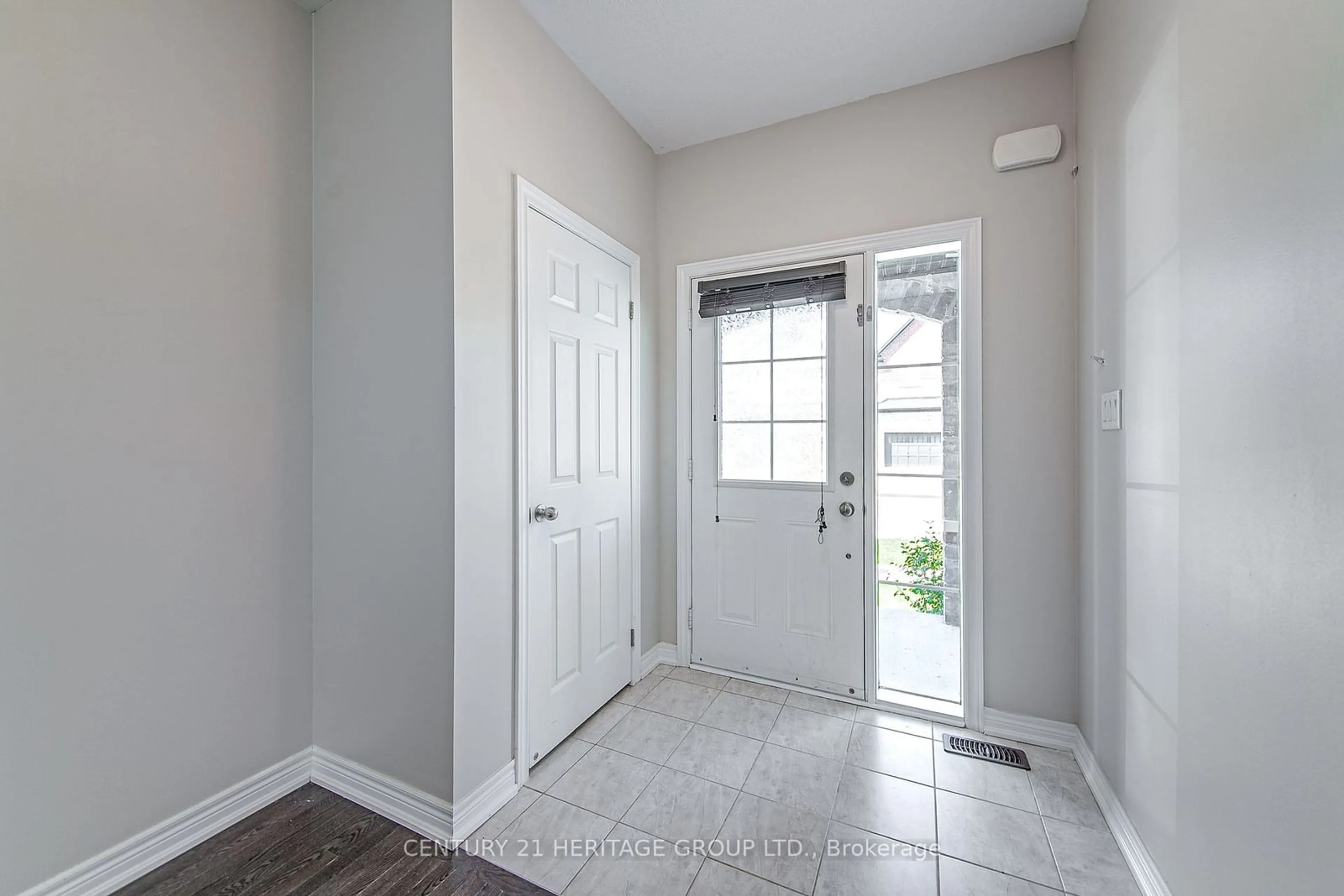 Indoor entryway for 1281 Bardeau St, Innisfil Ontario L0L 1W0