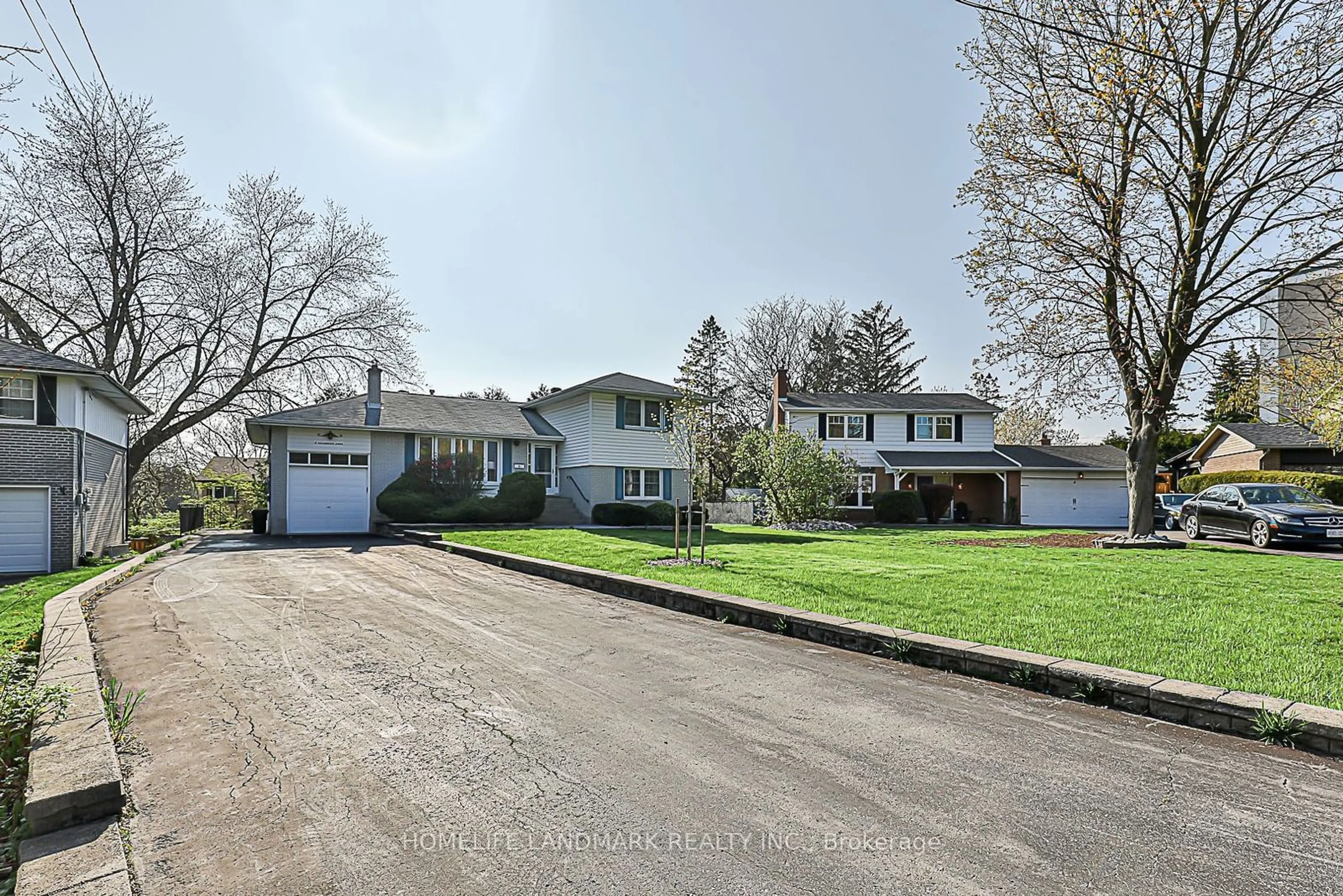 A pic from outside/outdoor area/front of a property/back of a property/a pic from drone, street for 6 Willowgate Dr, Markham Ontario L3P 1G2