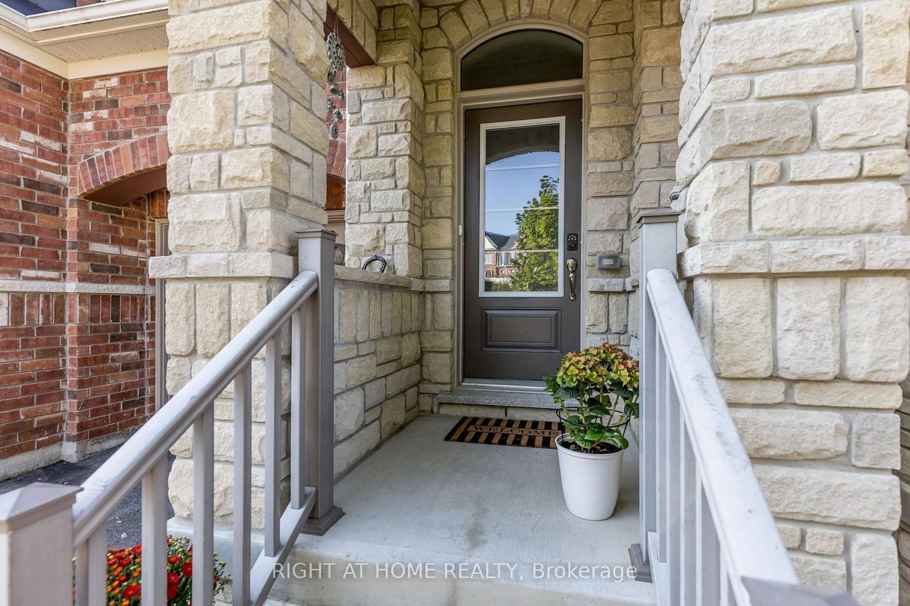 Indoor entryway for 1331 Major Mackenzie Dr #89, Vaughan Ontario L6A 4W4