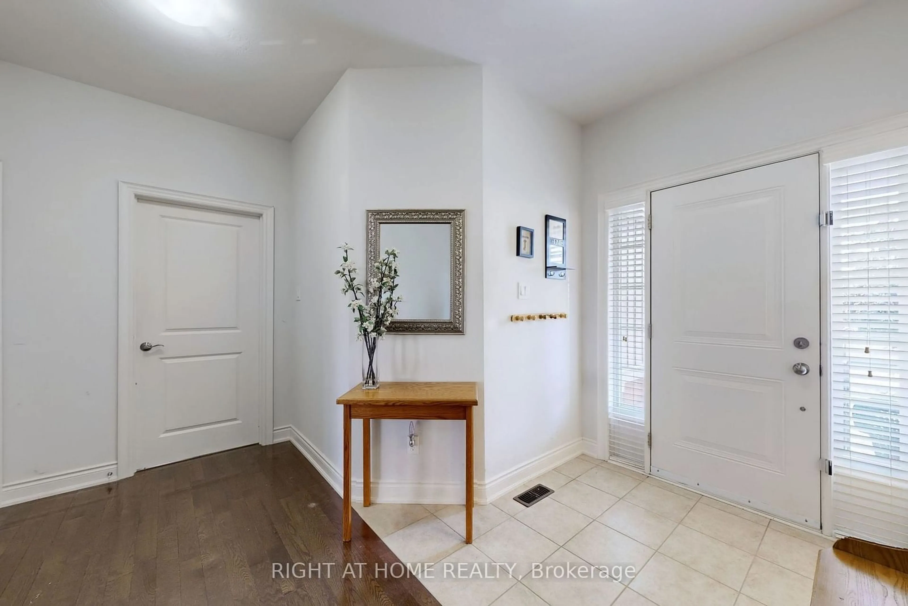 Indoor entryway for 130 Falkner Rd, New Tecumseth Ontario L9R 0C2