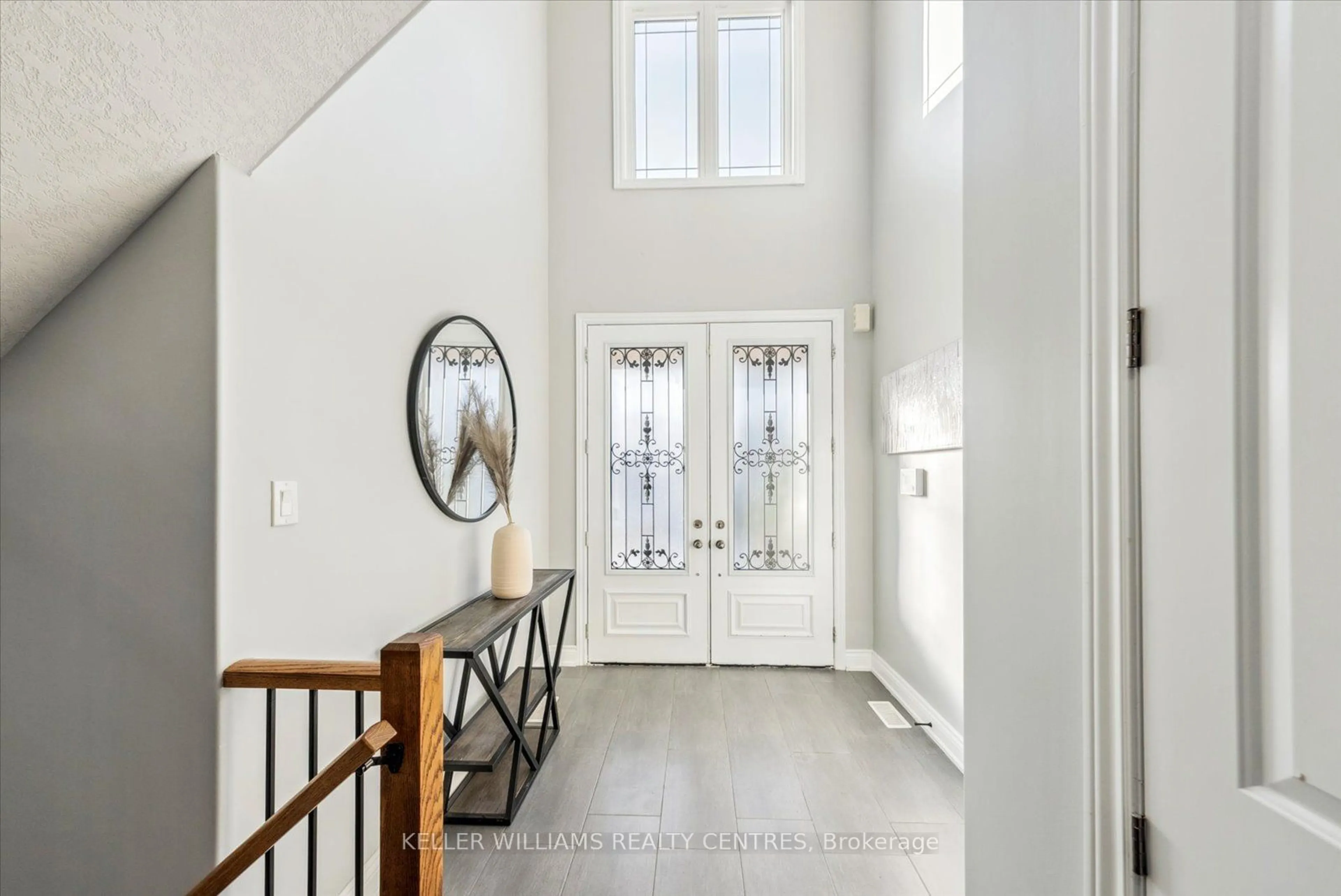 Indoor entryway for 237 Eighth Ave, New Tecumseth Ontario L9R 0N3