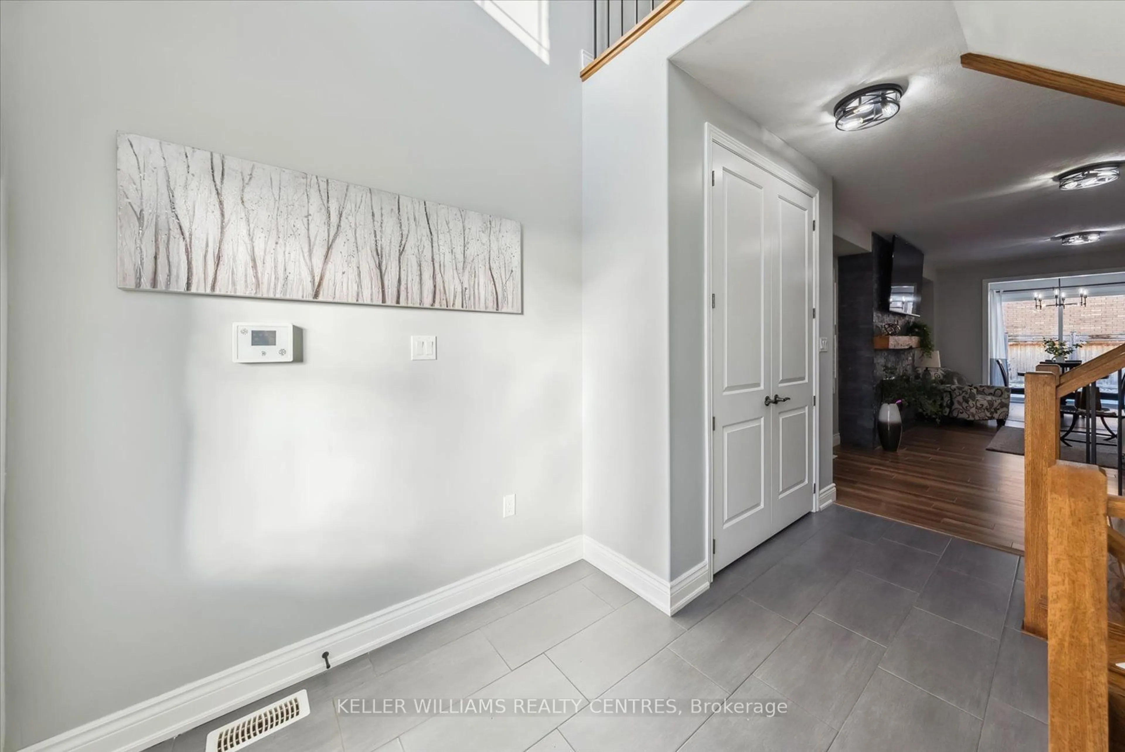 Indoor entryway for 237 Eighth Ave, New Tecumseth Ontario L9R 0N3