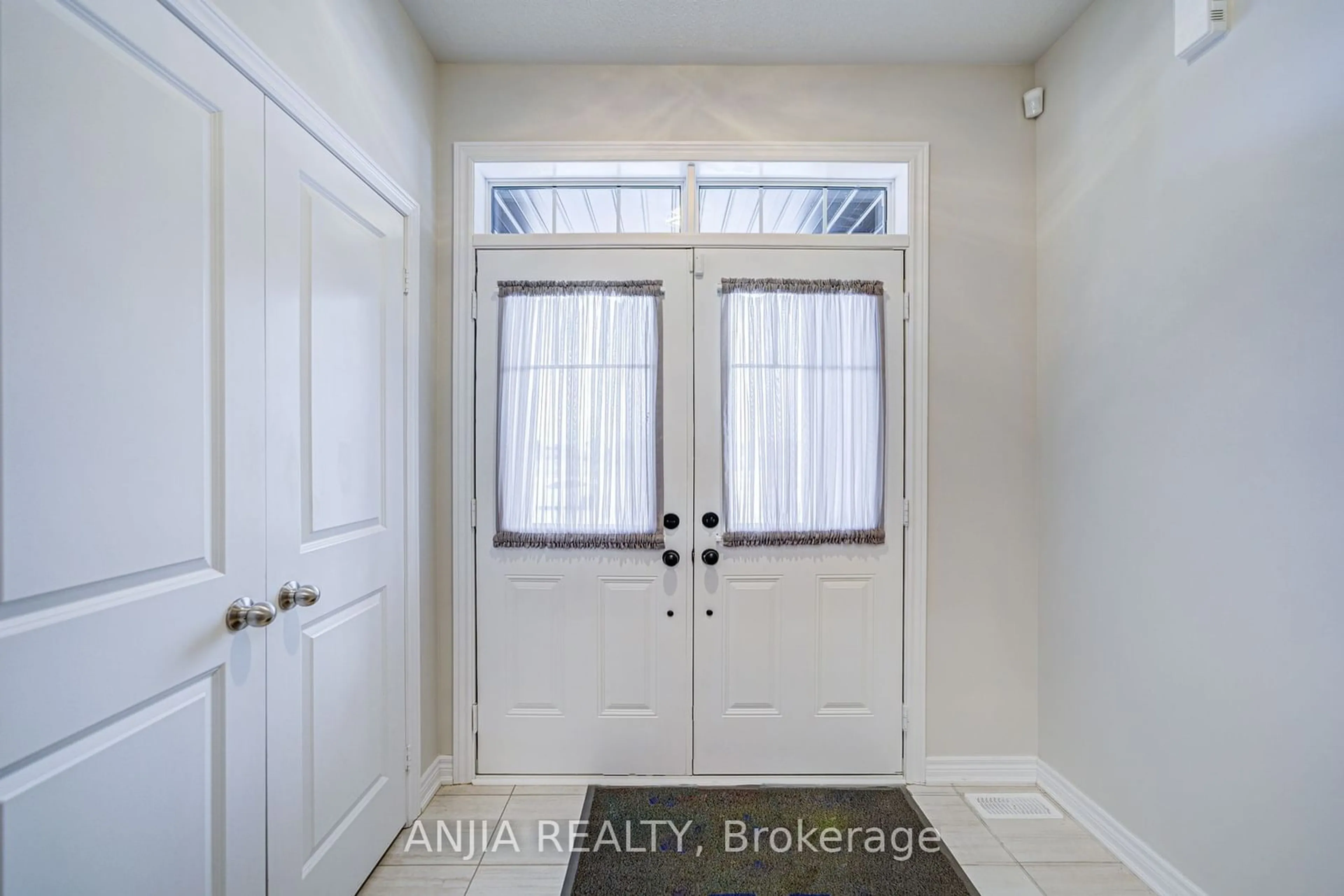 Indoor entryway for 172 McKean Dr, Whitchurch-Stouffville Ontario L4A 5A8