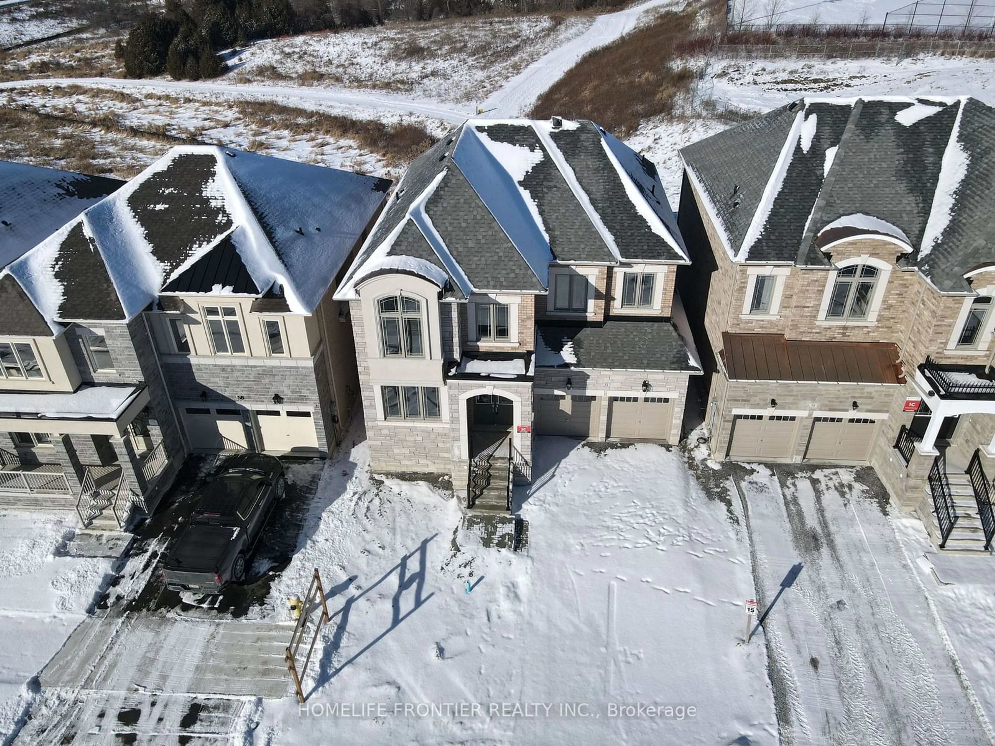 A pic from outside/outdoor area/front of a property/back of a property/a pic from drone, street for 54 Angus Morton Cres, East Gwillimbury Ontario L9N 1S4