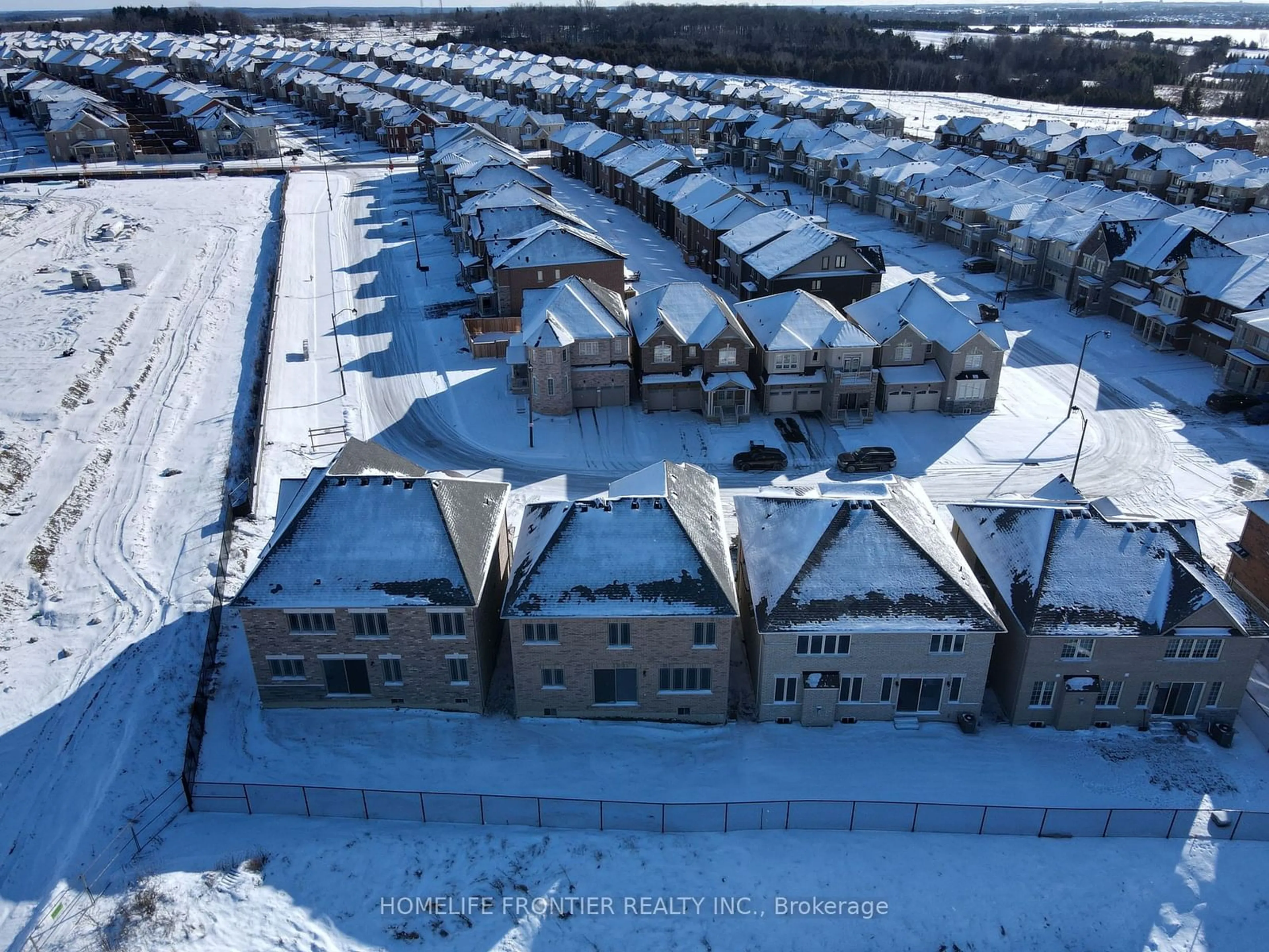 A pic from outside/outdoor area/front of a property/back of a property/a pic from drone, street for 54 Angus Morton Cres, East Gwillimbury Ontario L9N 1S4