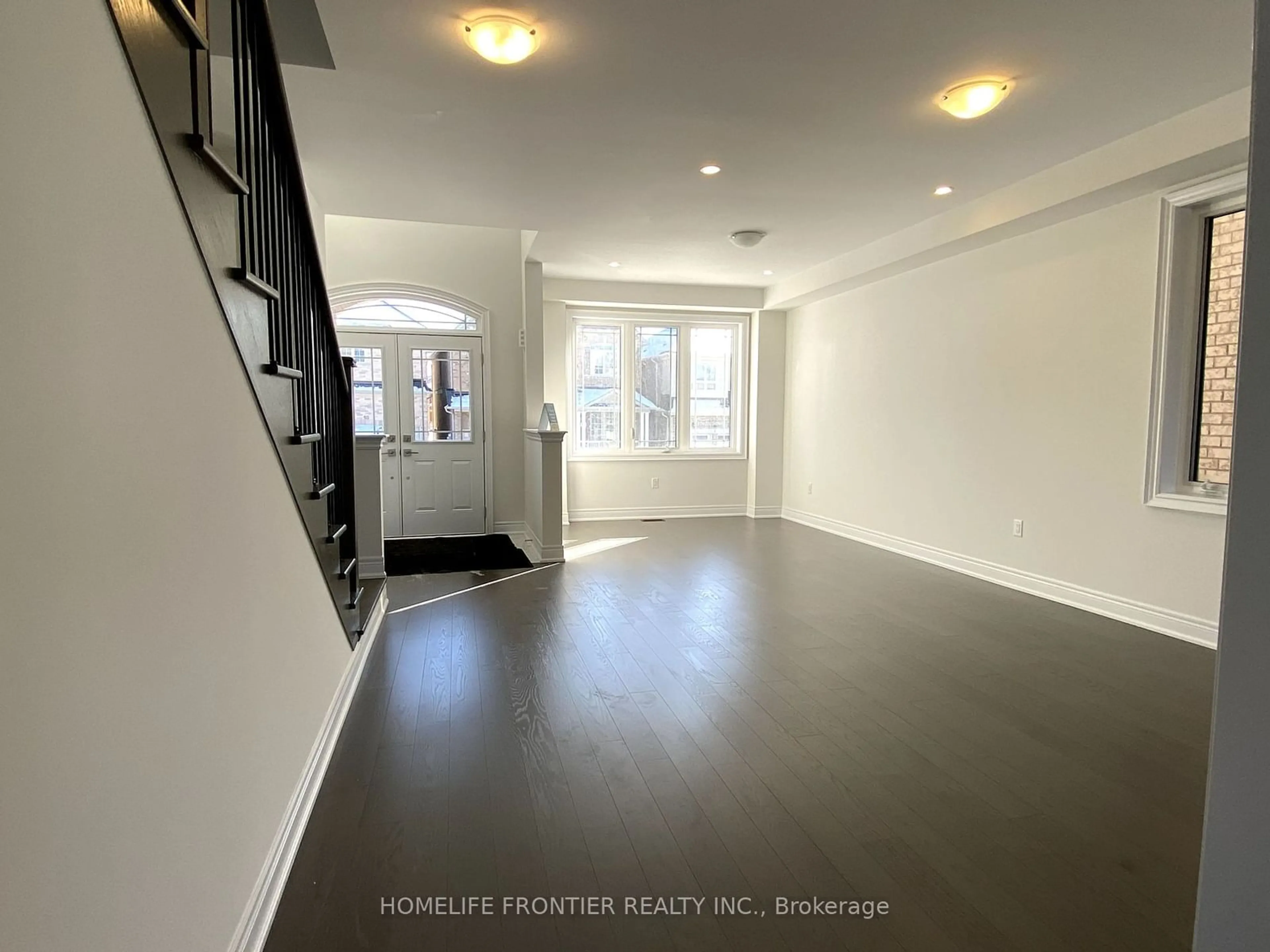 Indoor entryway for 54 Angus Morton Cres, East Gwillimbury Ontario L9N 1S4